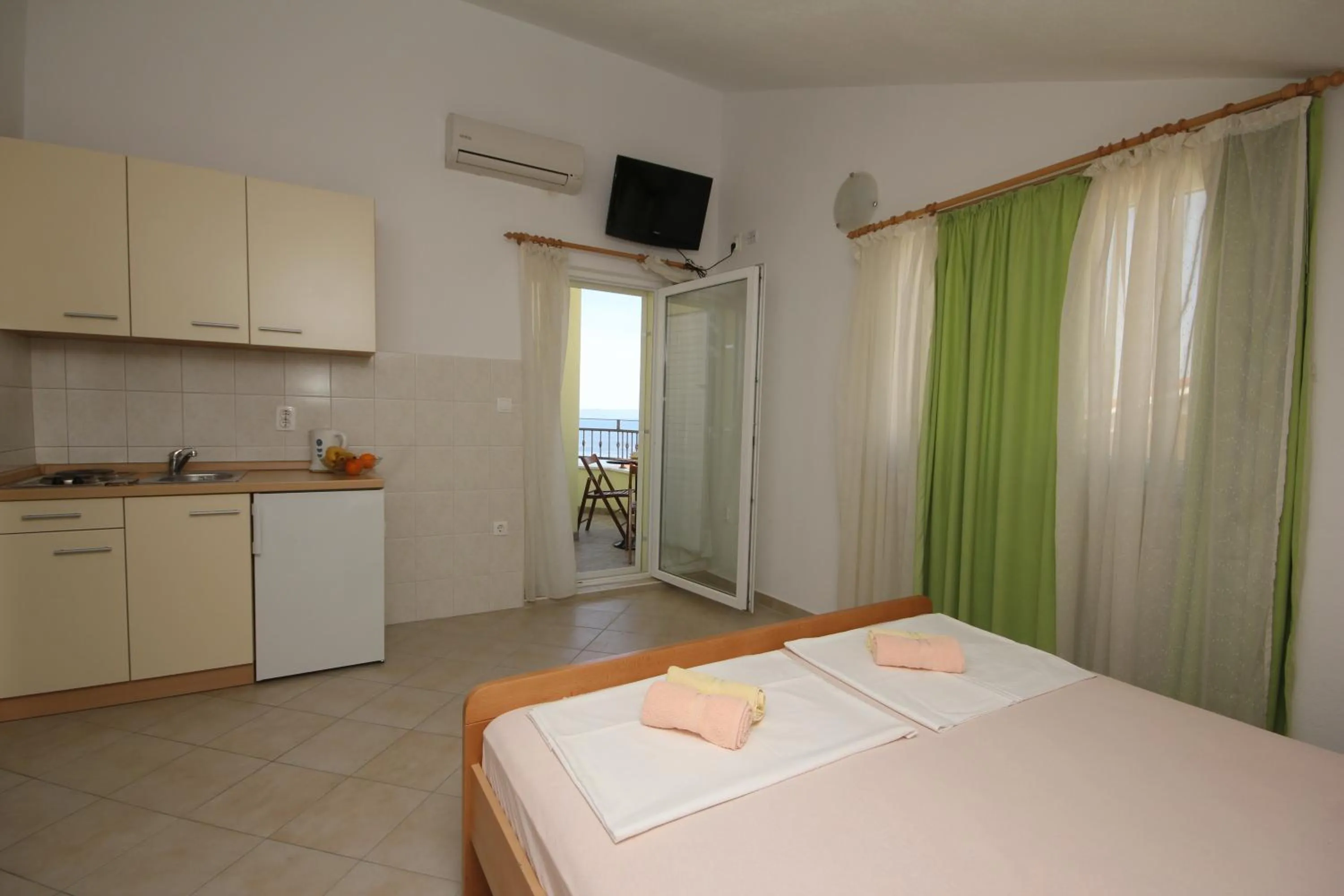 Kitchen or kitchenette, Bed in Apartments Adriatika