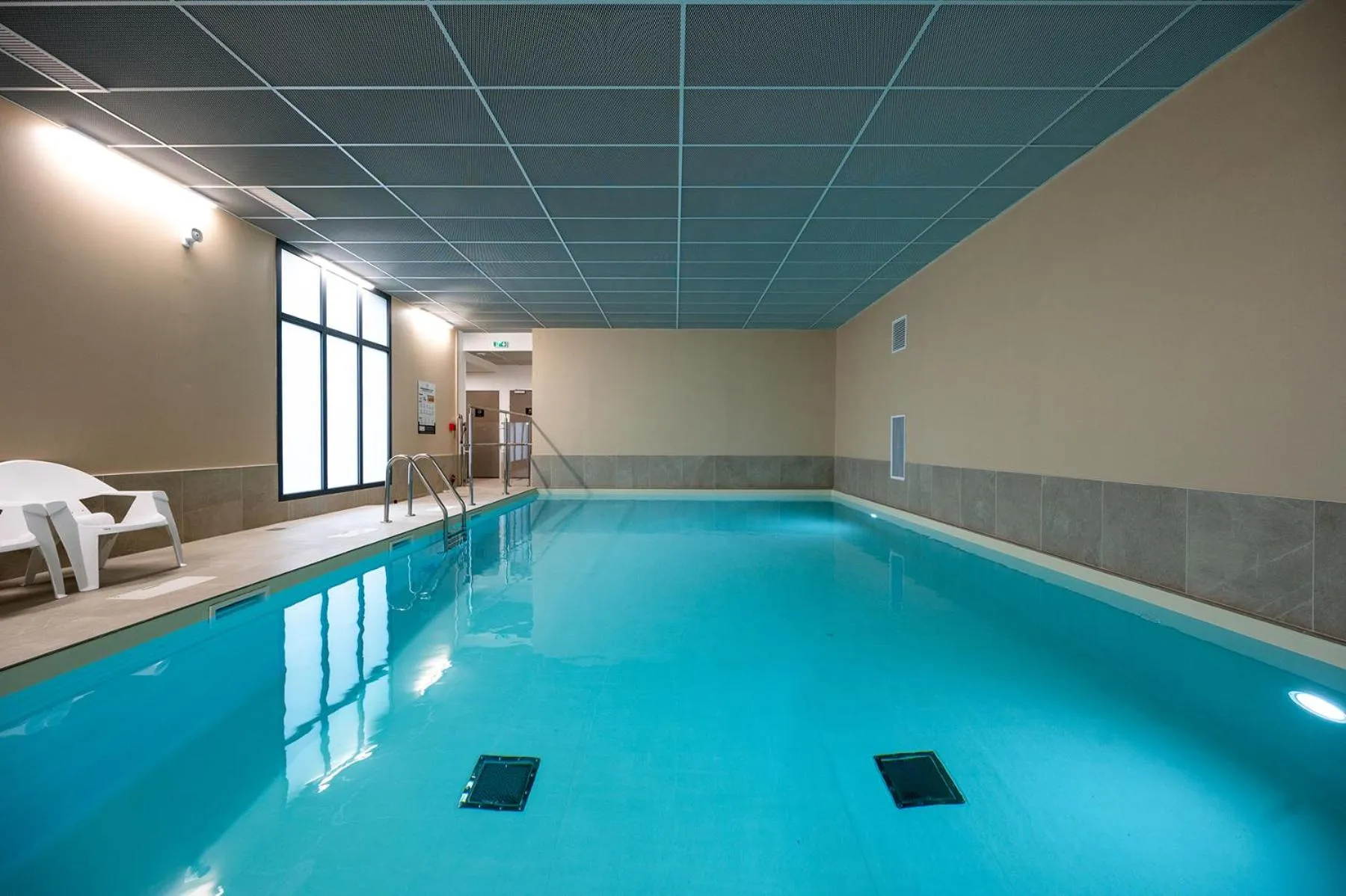 Swimming pool in Nemea Appart Hotel La Boetie Bordeaux Pessac