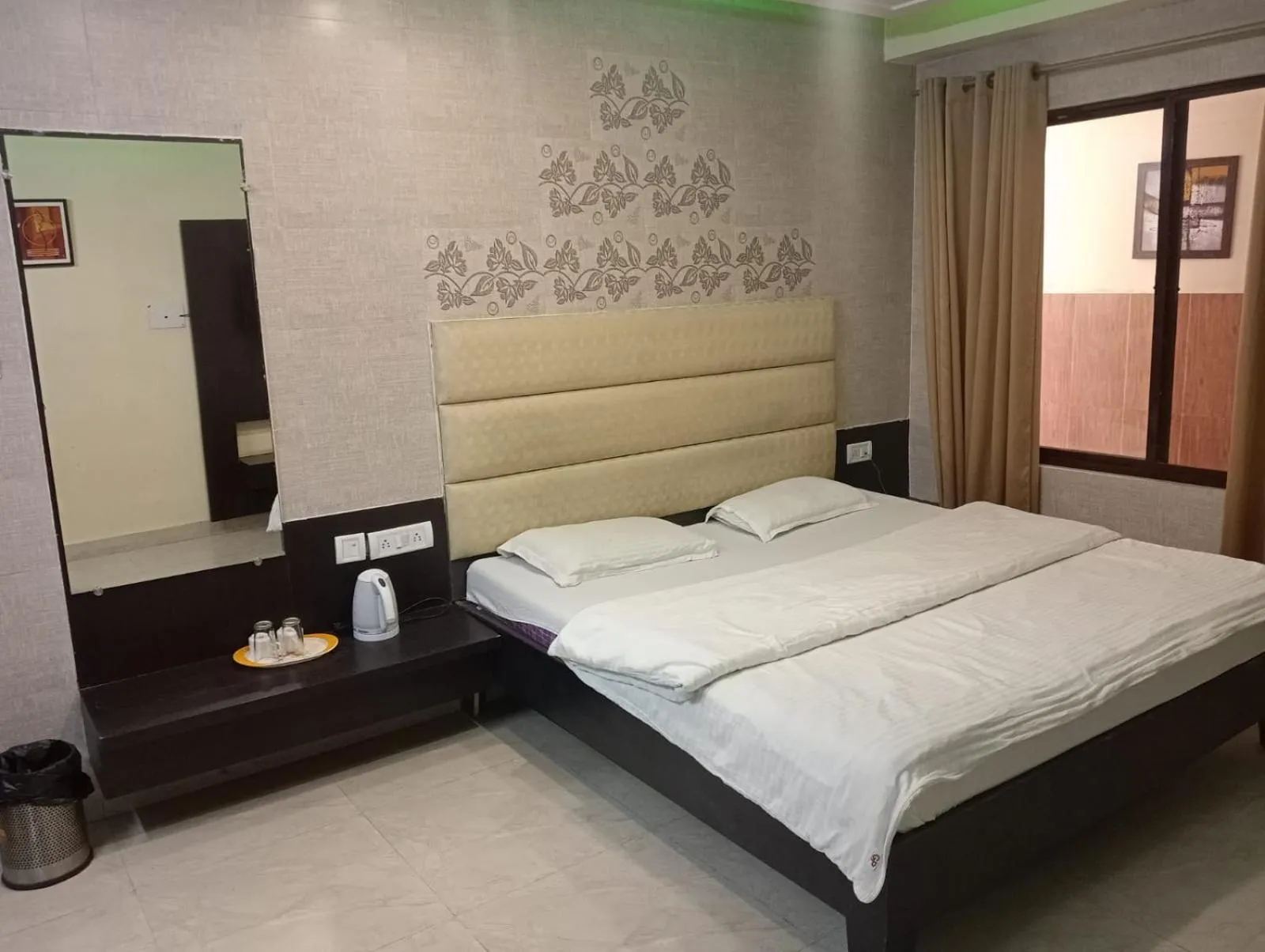 Bed in Green Palms Rubystone Exotic