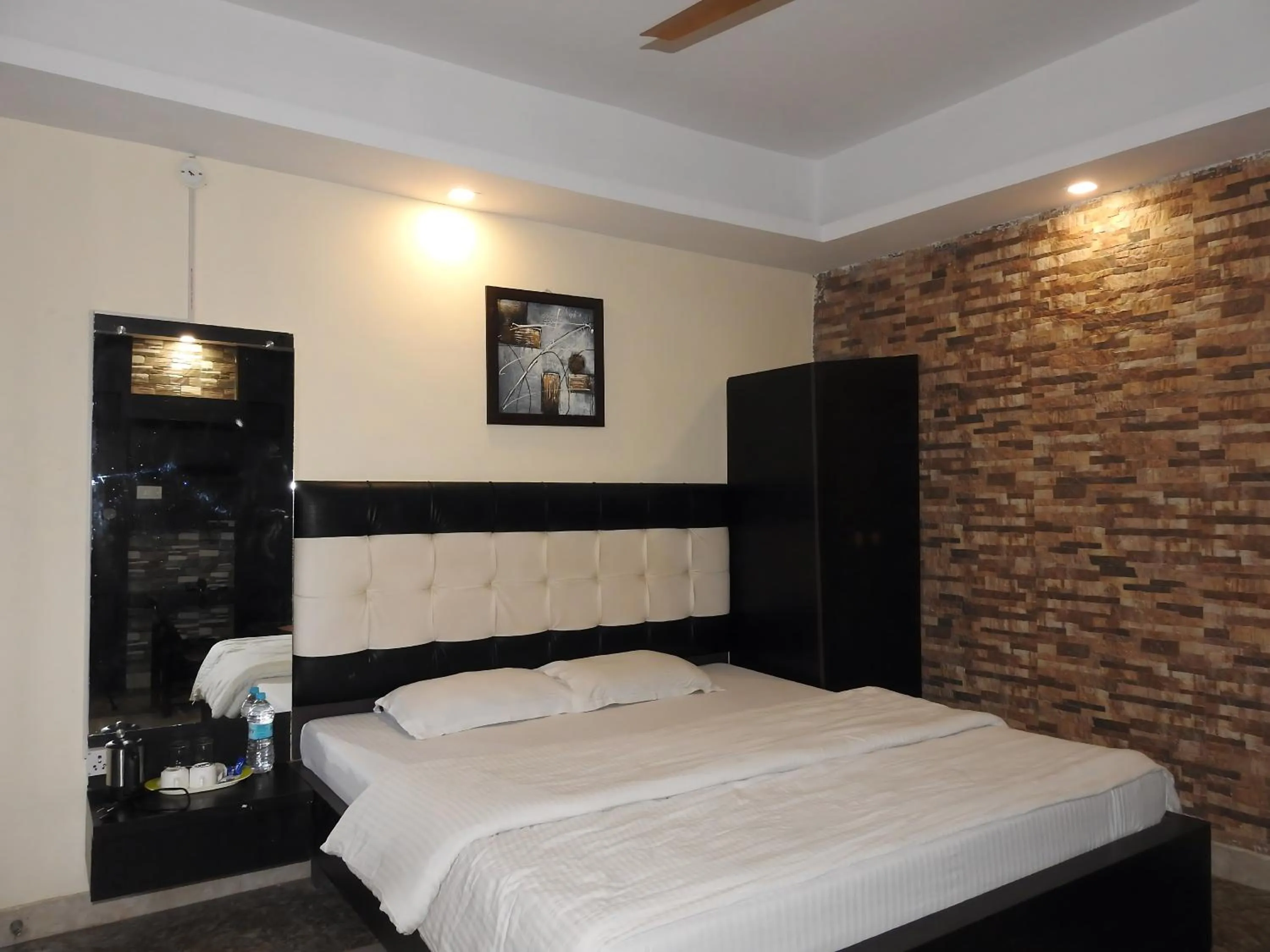 Bed in Green Palms Rubystone Exotic