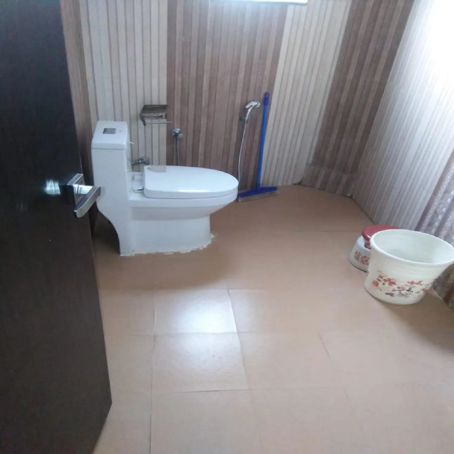 Shower in Green Palms Rubystone Exotic