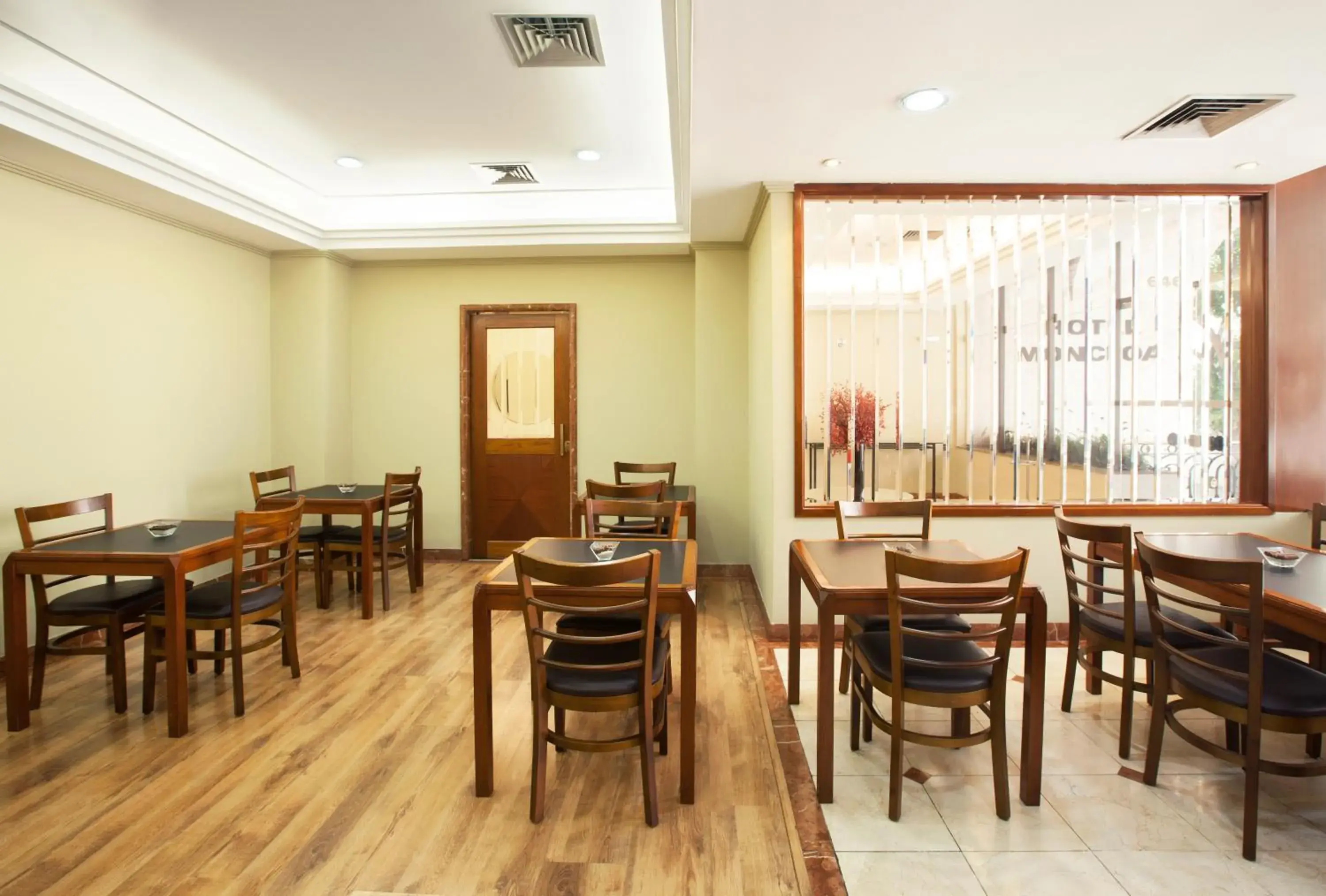 Restaurant/places to eat in Hotel Moncloa Restaurant/places to eat in Hotel Moncloa