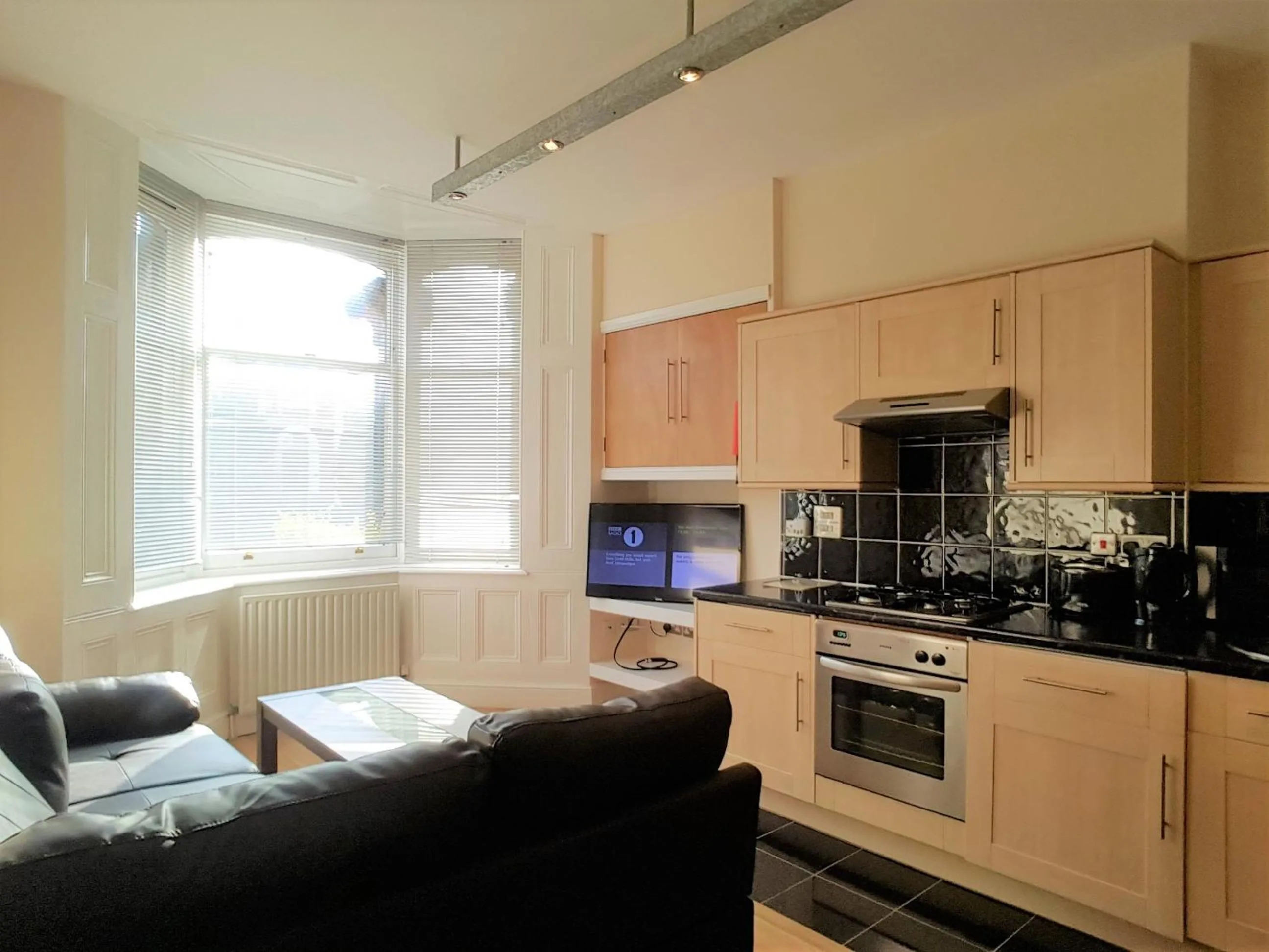 Kitchen or kitchenette in Bath Road Apartments
