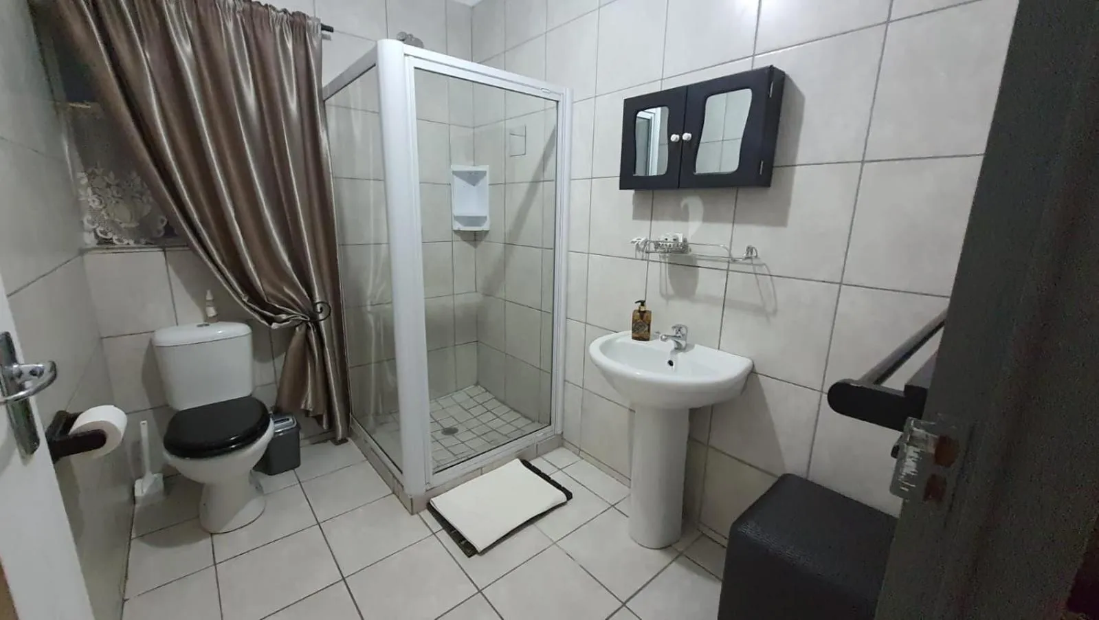 Bathroom in Gemstone Guest House