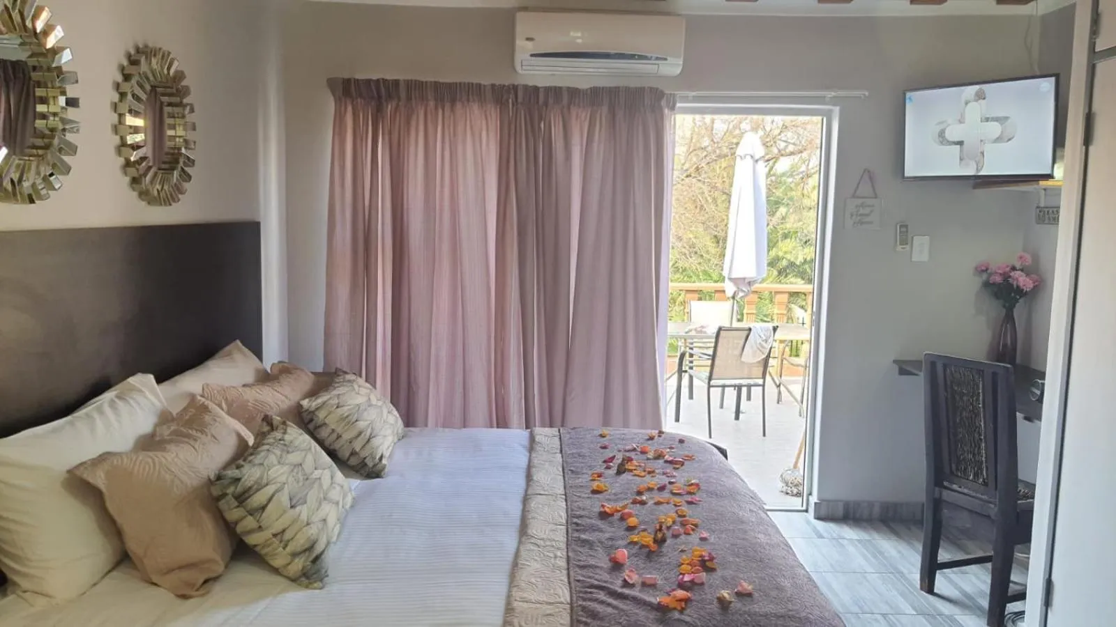 Patio, Bed in Gemstone Guest House