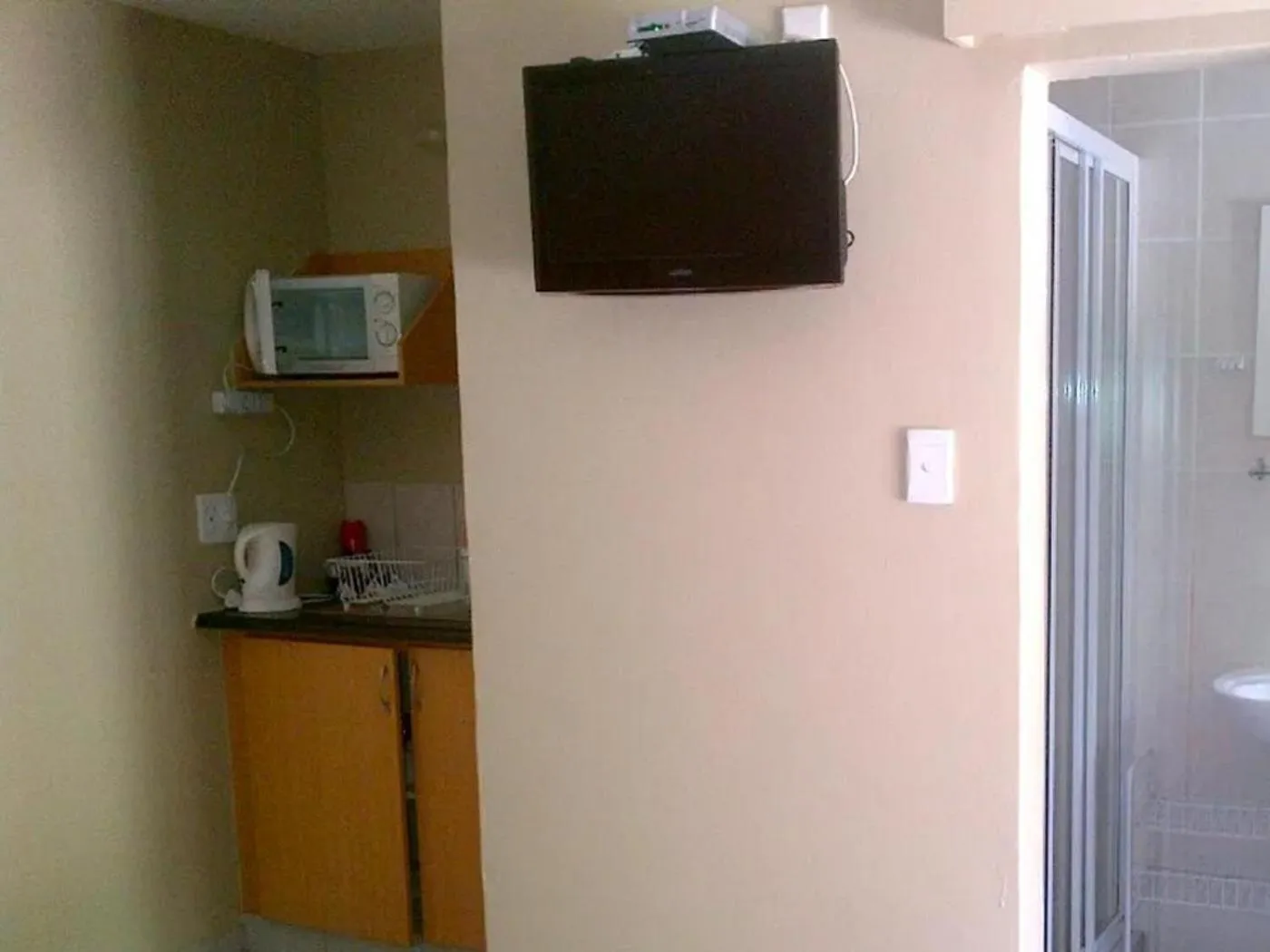 Kitchen or kitchenette in Gemstone Guest House