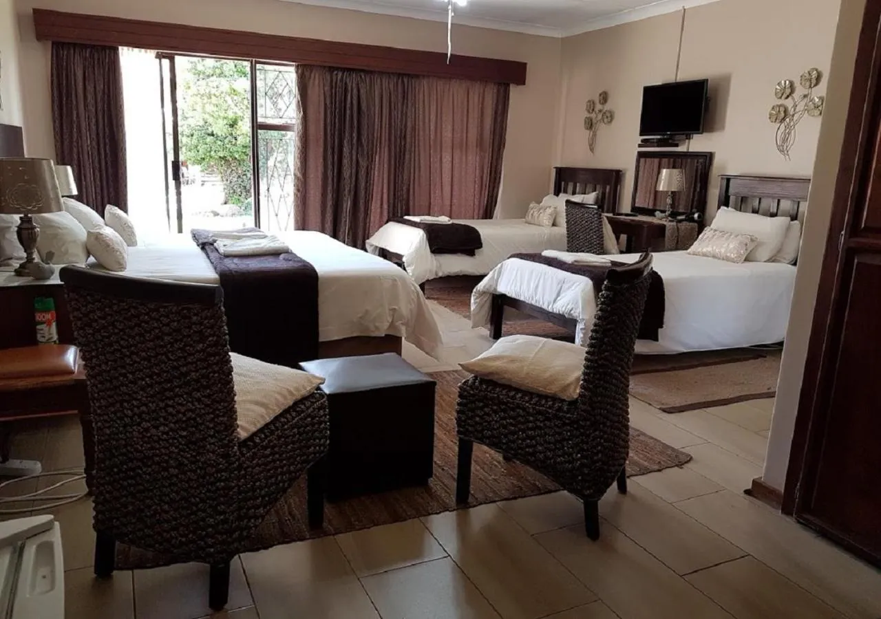 Seating area, Bed in Gemstone Guest House