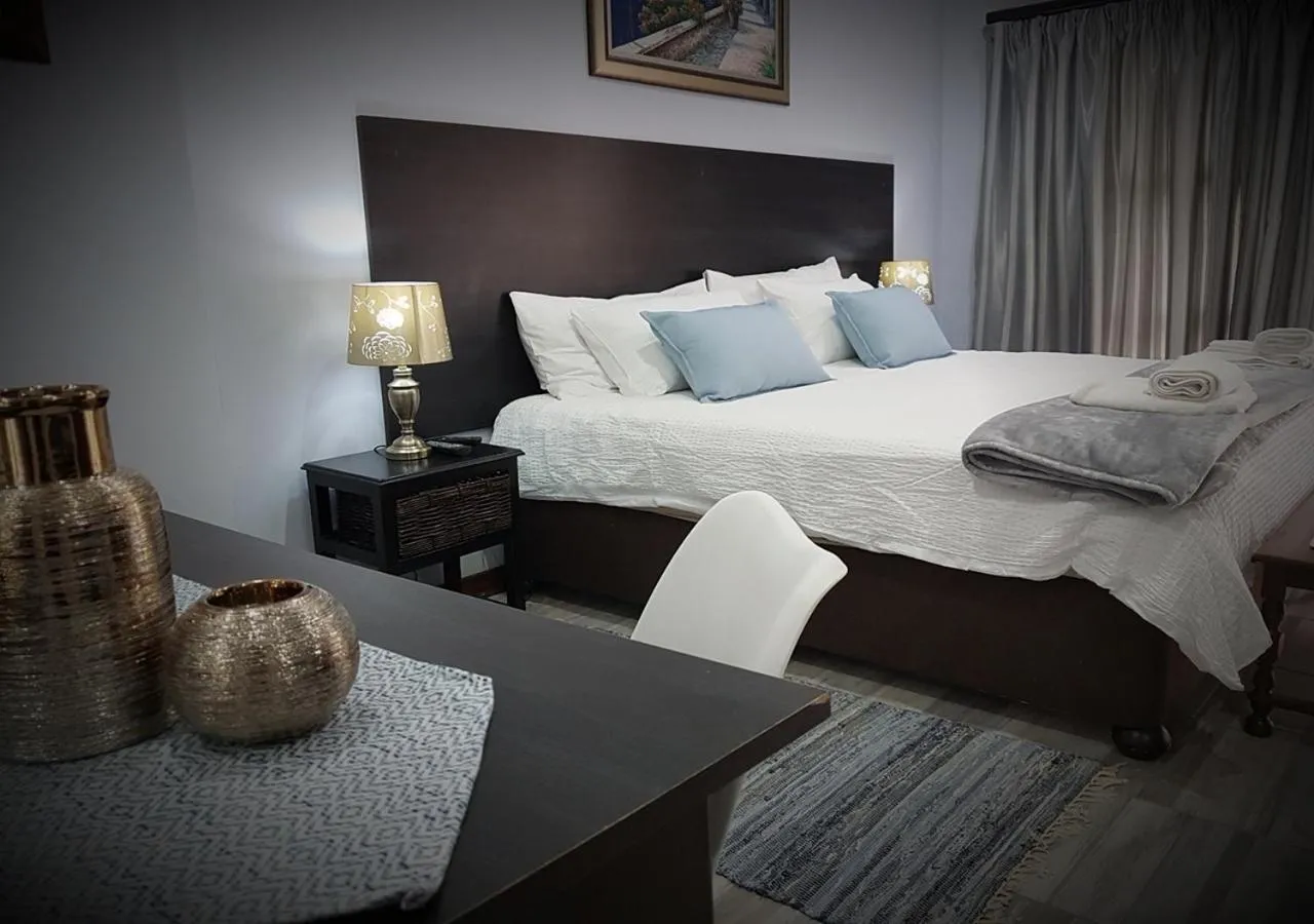 Day, Bed in Gemstone Guest House