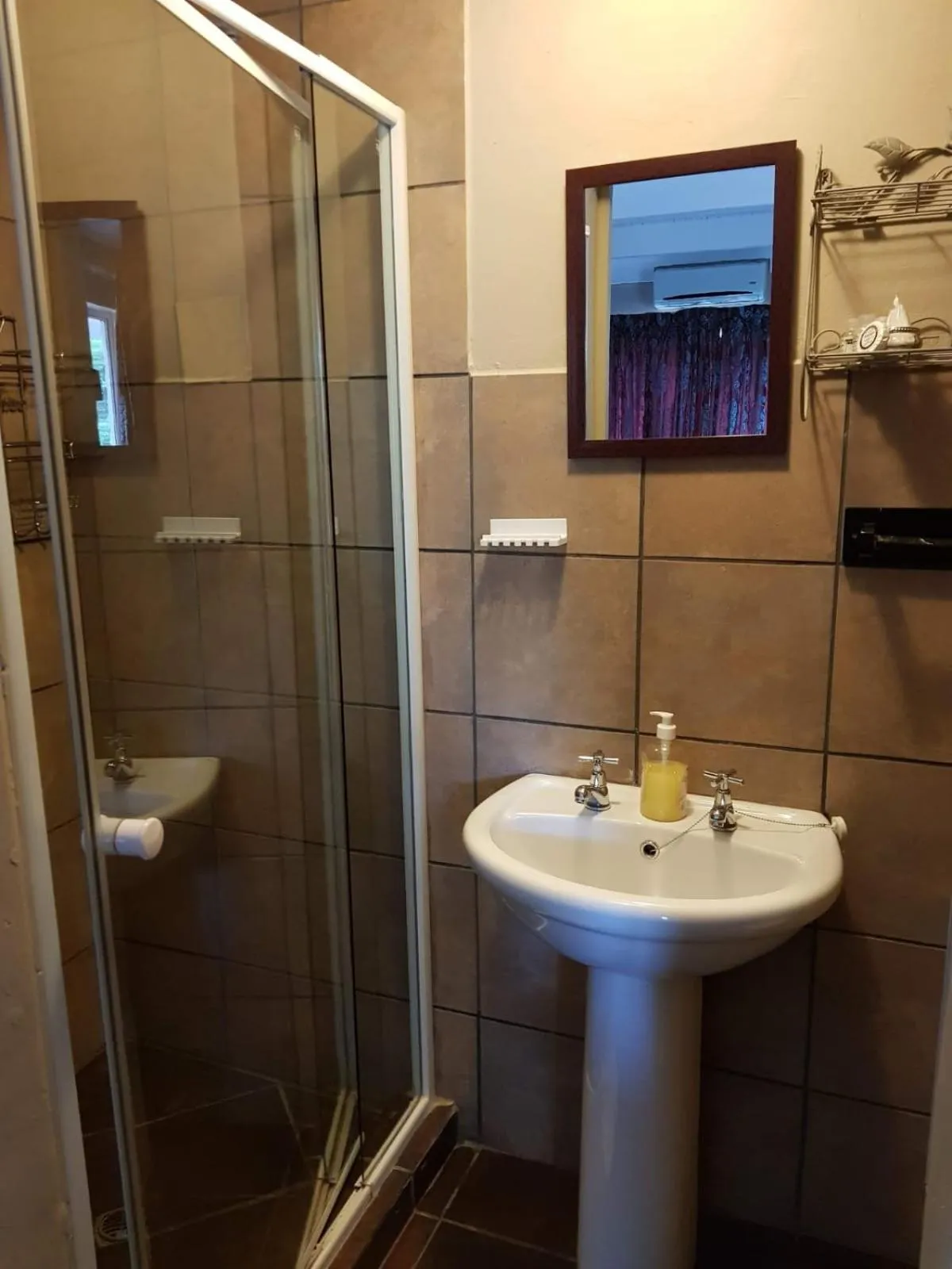 Shower in Gemstone Guest House