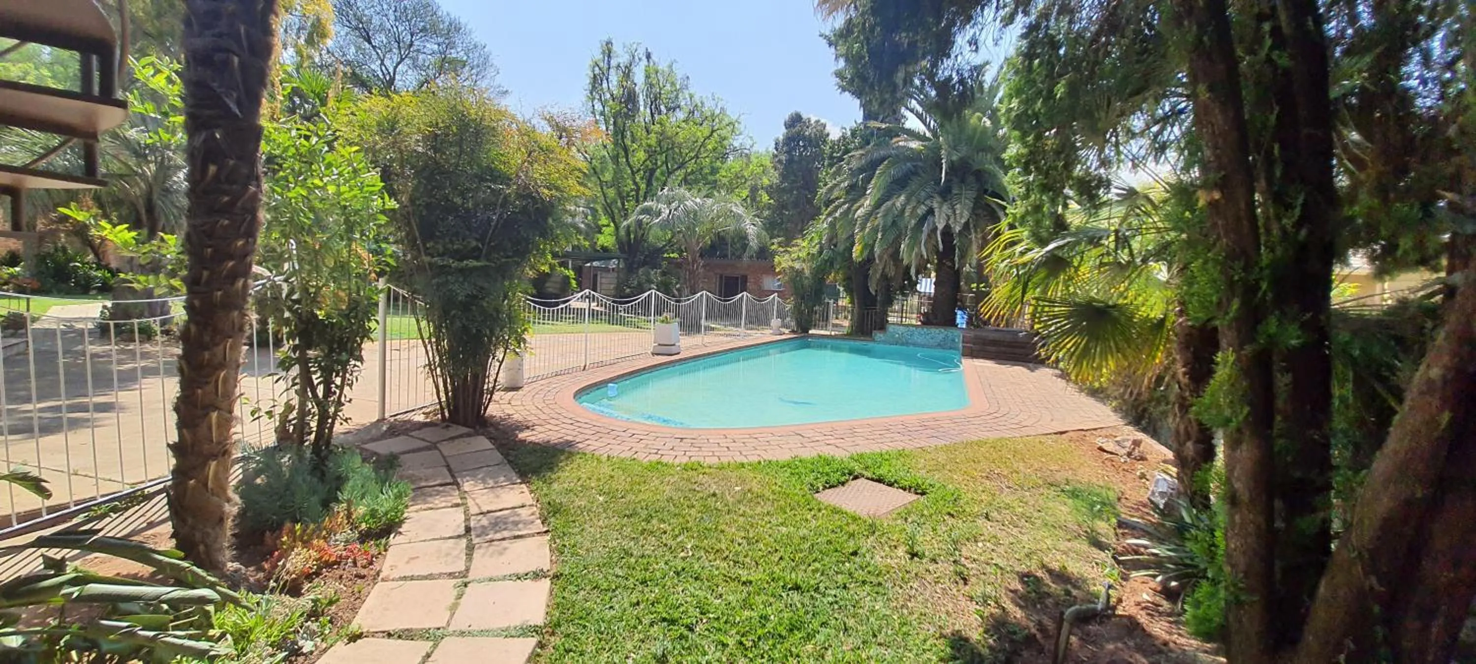 Swimming pool in Gemstone Guest House