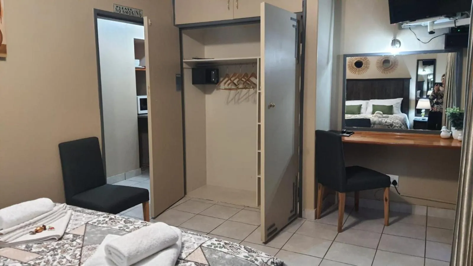 Bathroom, Bed in Gemstone Guest House