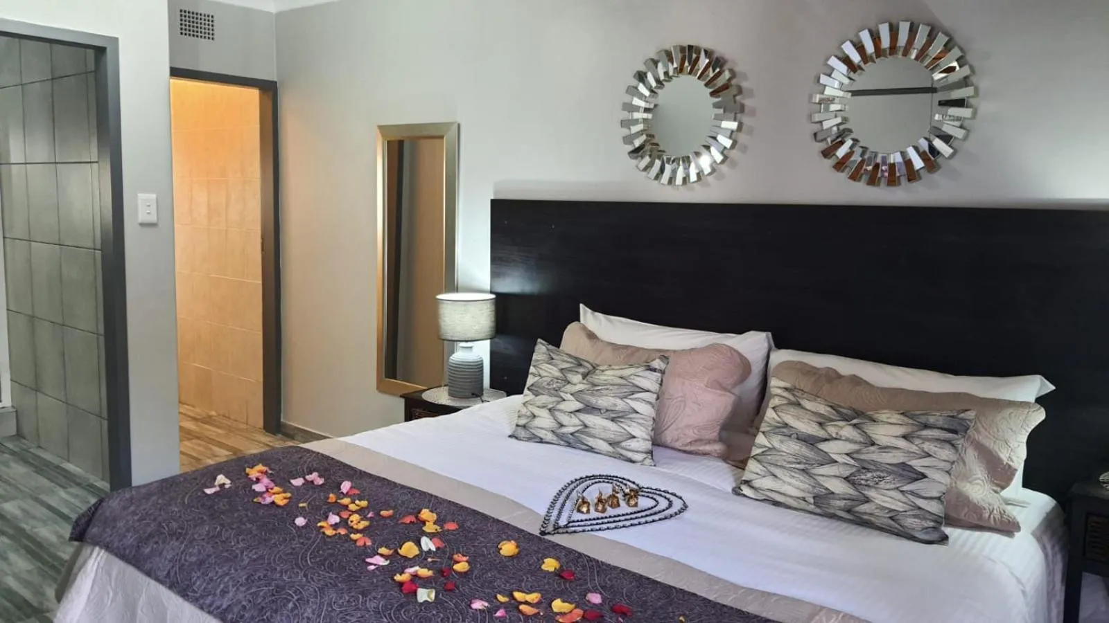 Toilet, Bed in Gemstone Guest House