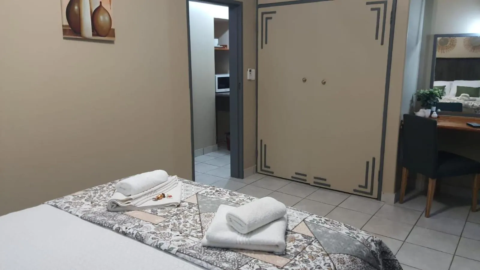 Bedroom, Bed in Gemstone Guest House