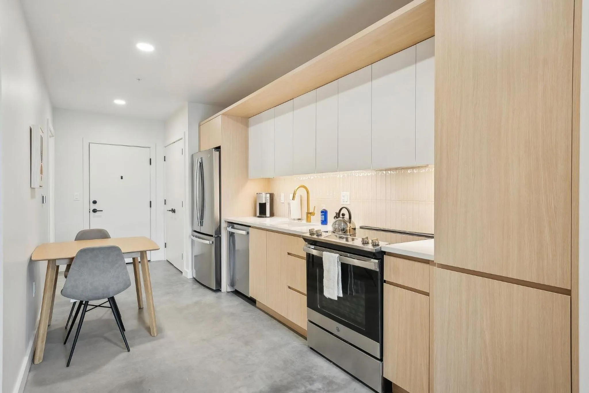 Kitchen or kitchenette in Placemakr Salt Lake City