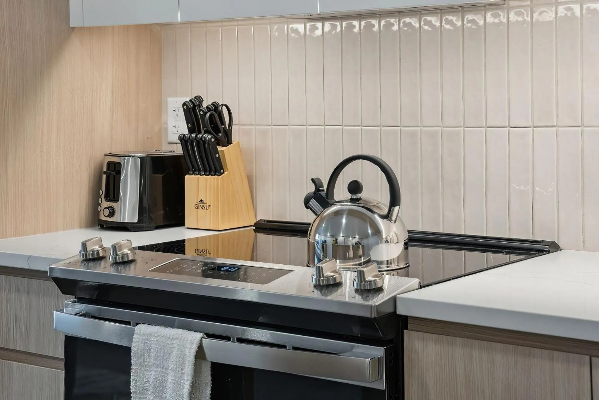 Kitchen or kitchenette in Placemakr Salt Lake City