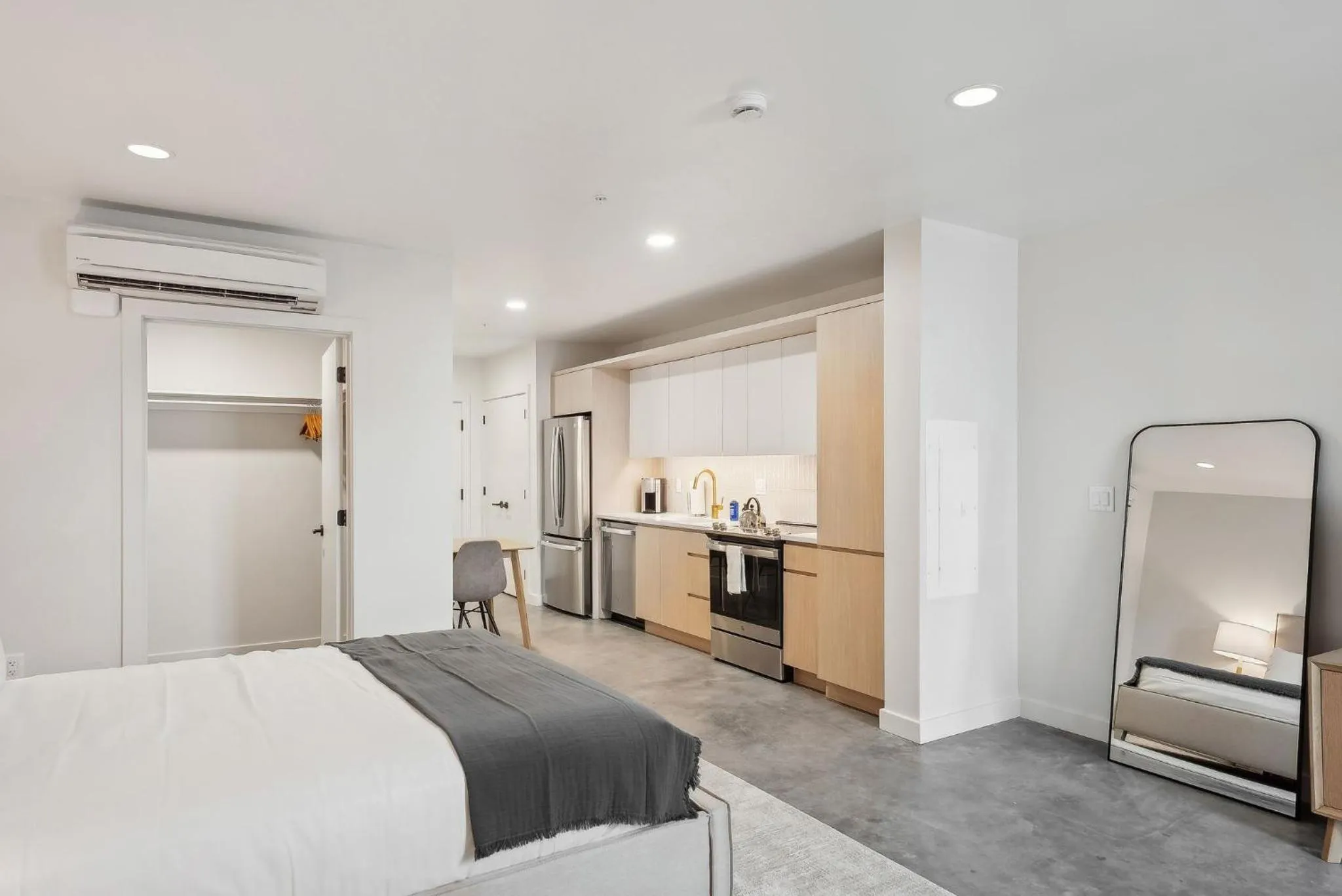 Kitchen or kitchenette, Bed in Placemakr Salt Lake City