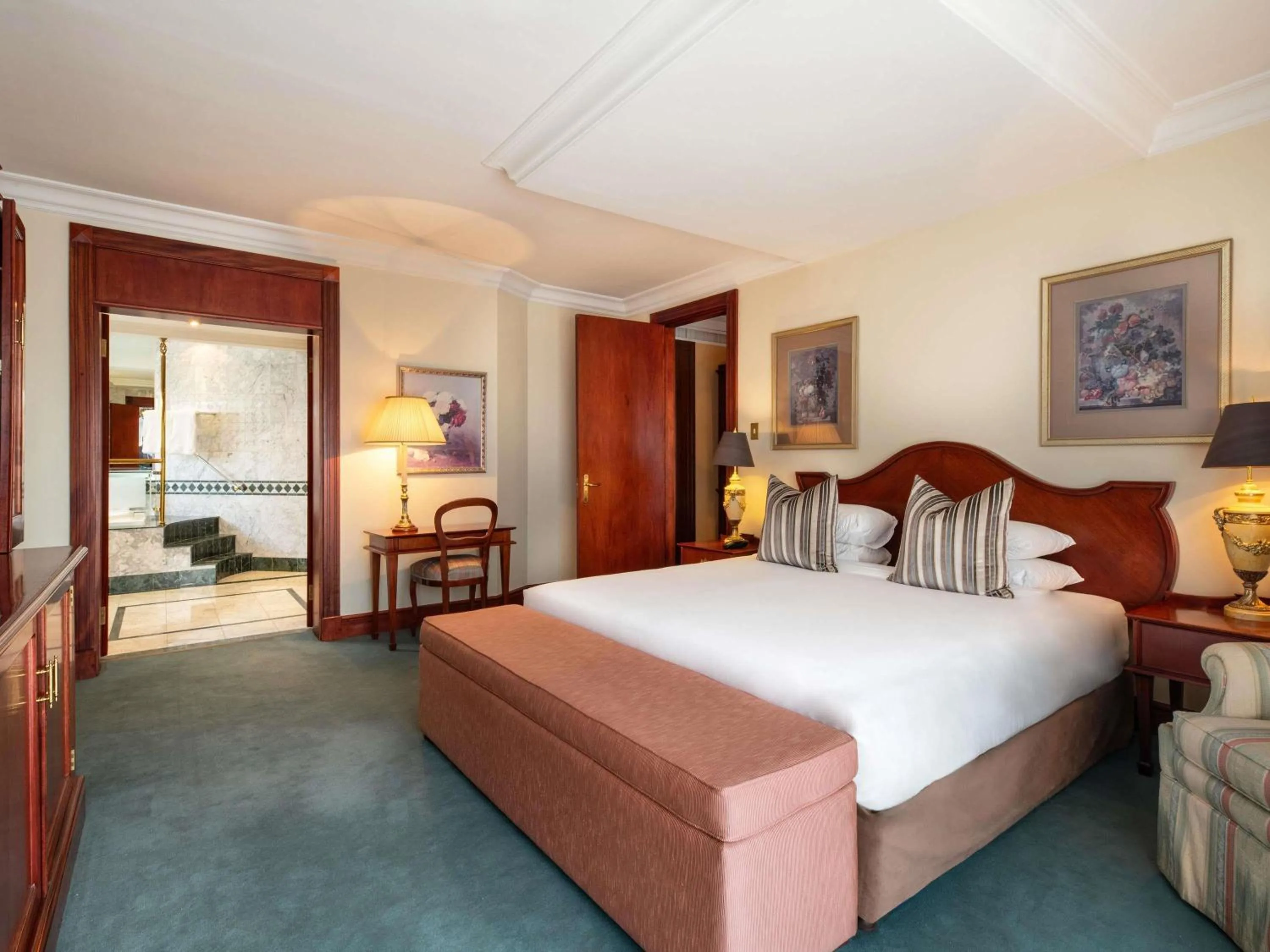 Bedroom, Bed in Mövenpick Hotel Windhoek