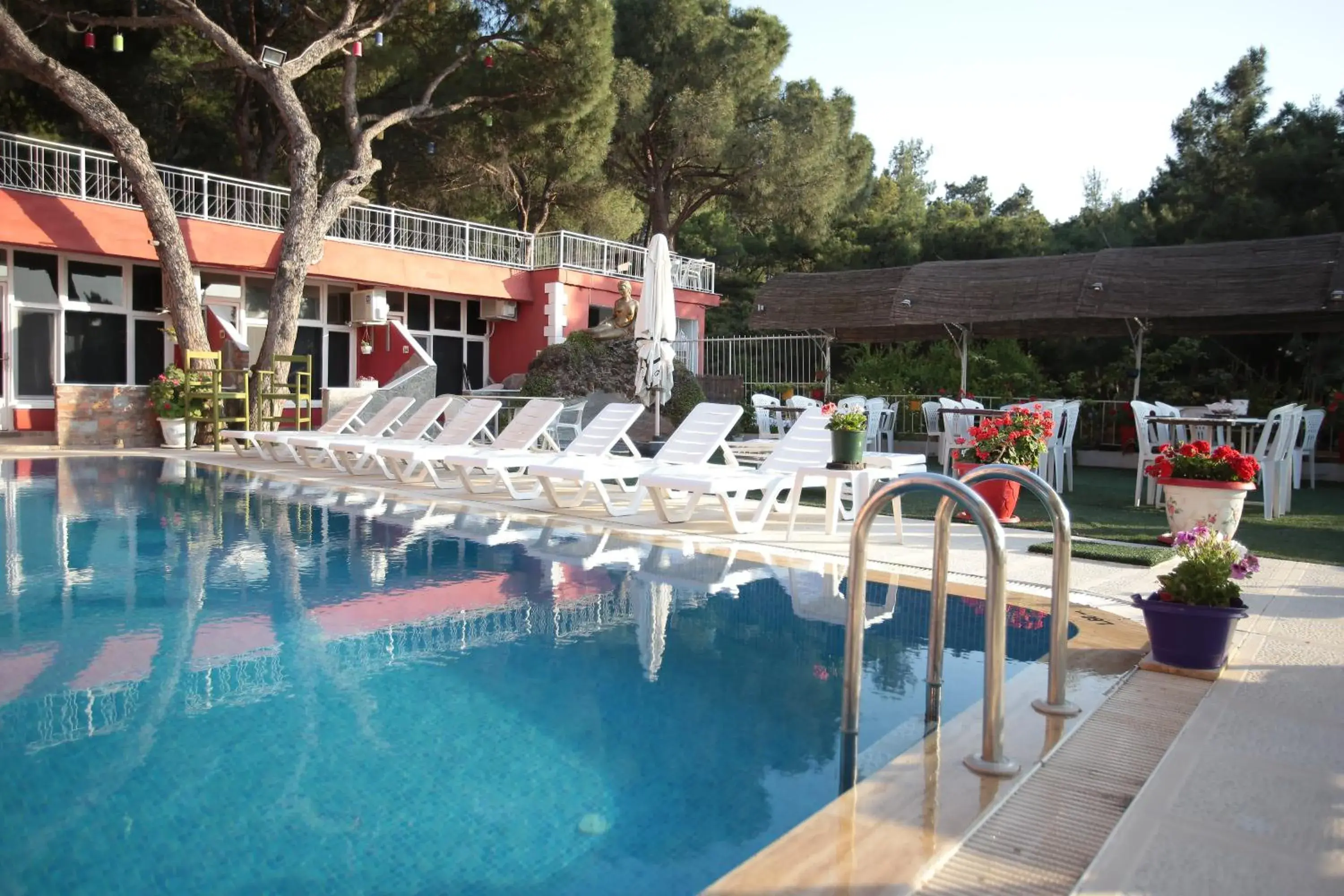 Pool view in Tunc Hotel Pool view in Tunc Hotel