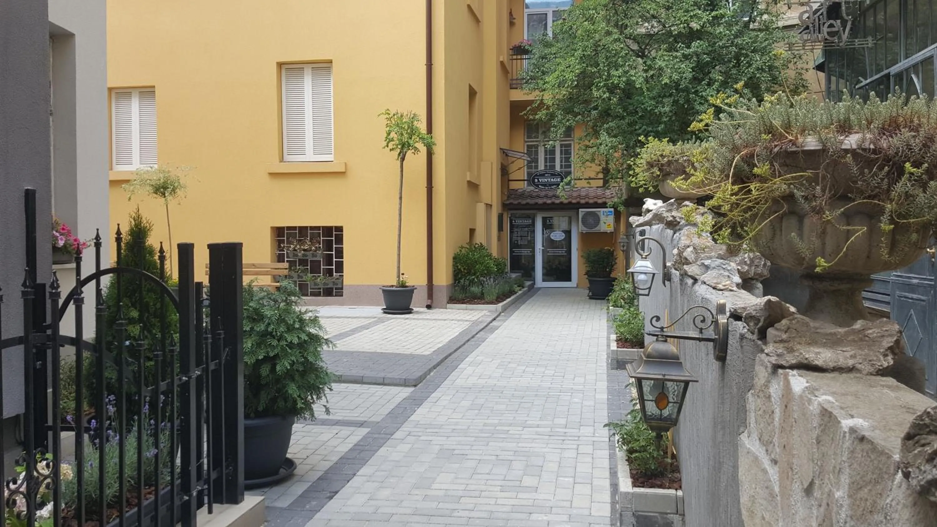 On site in 5 Vintage Guest House