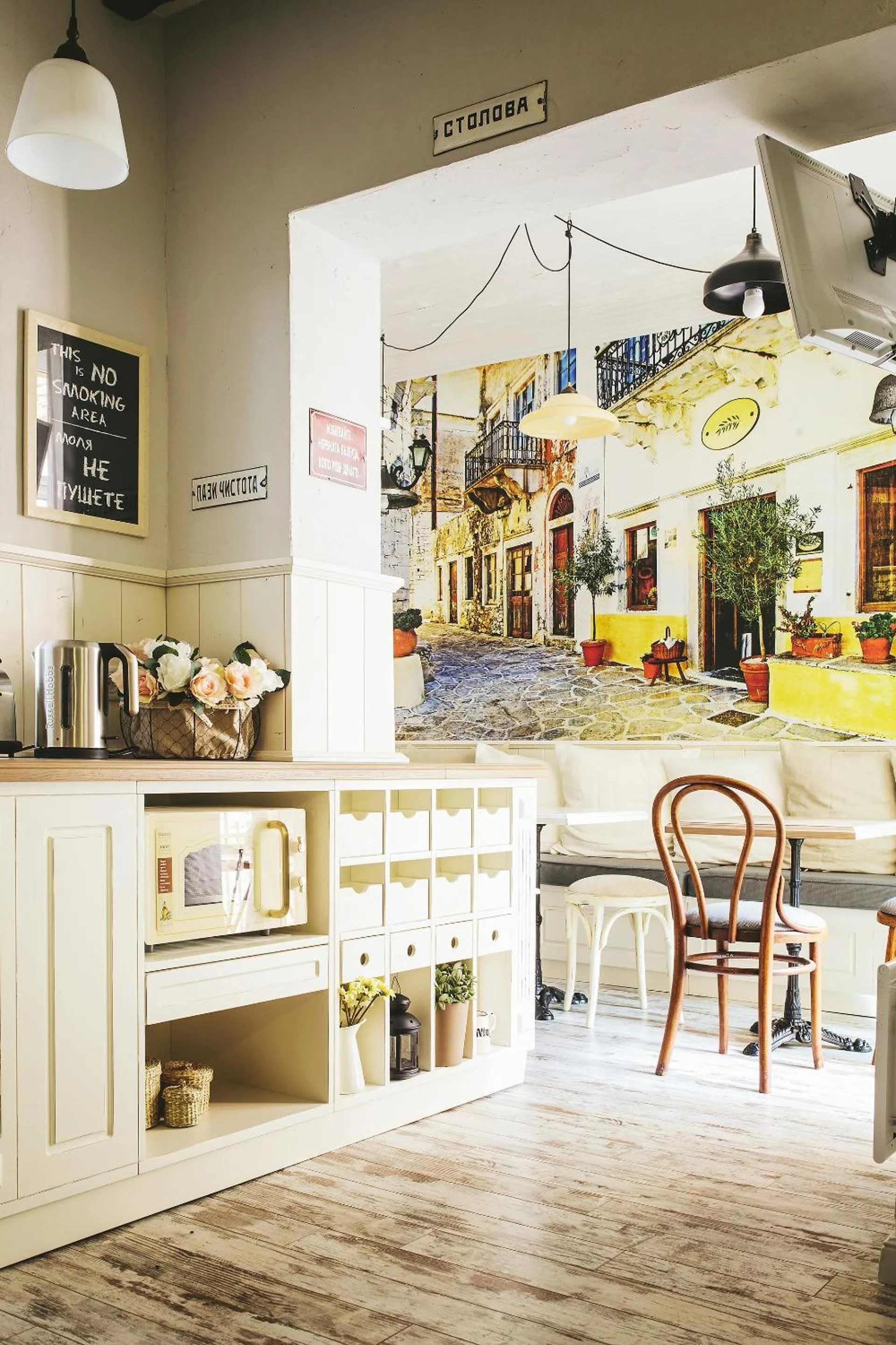 Communal lounge/ TV room in 5 Vintage Guest House