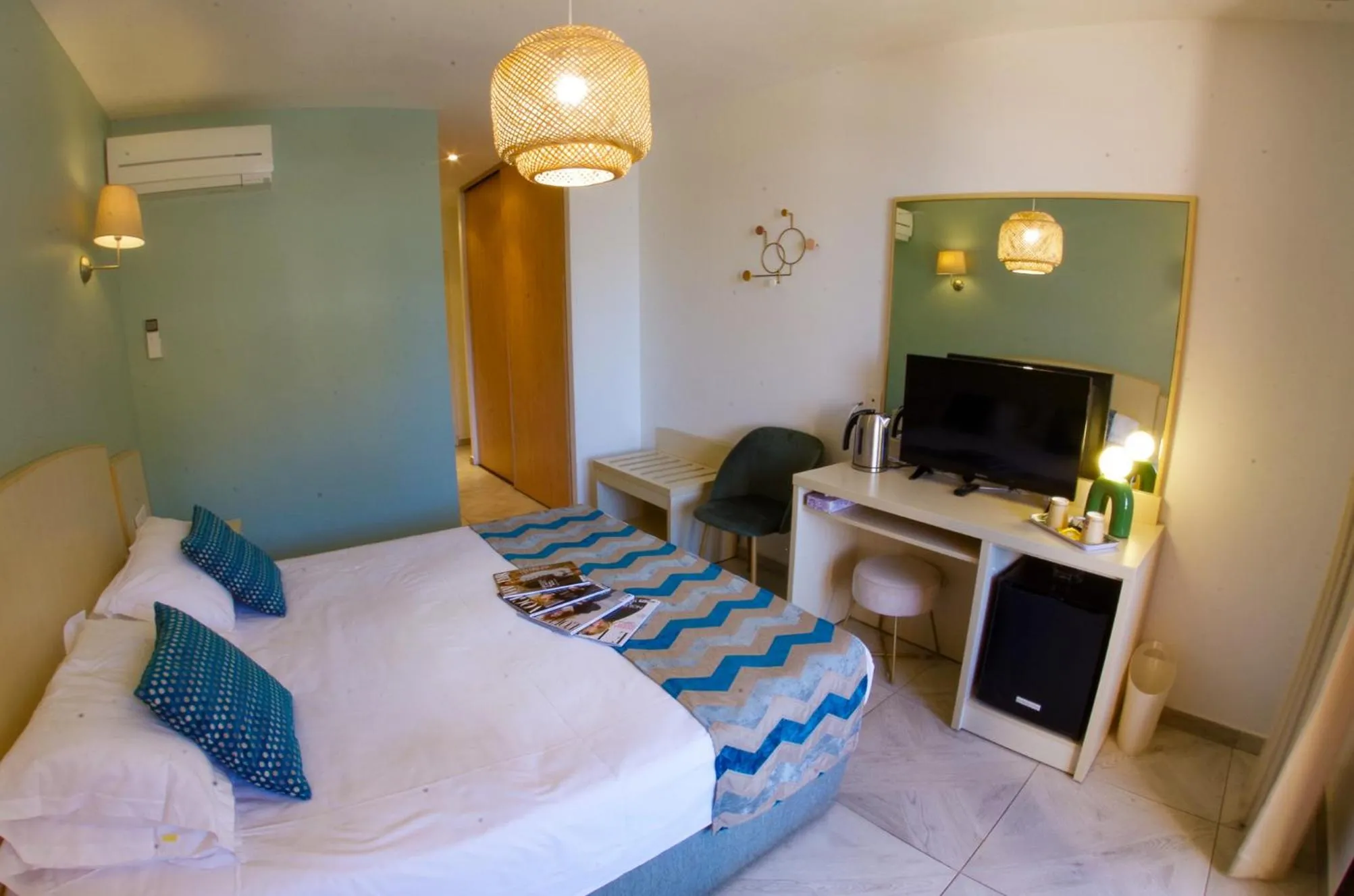 TV and multimedia, Bed in Les Flots Bleus