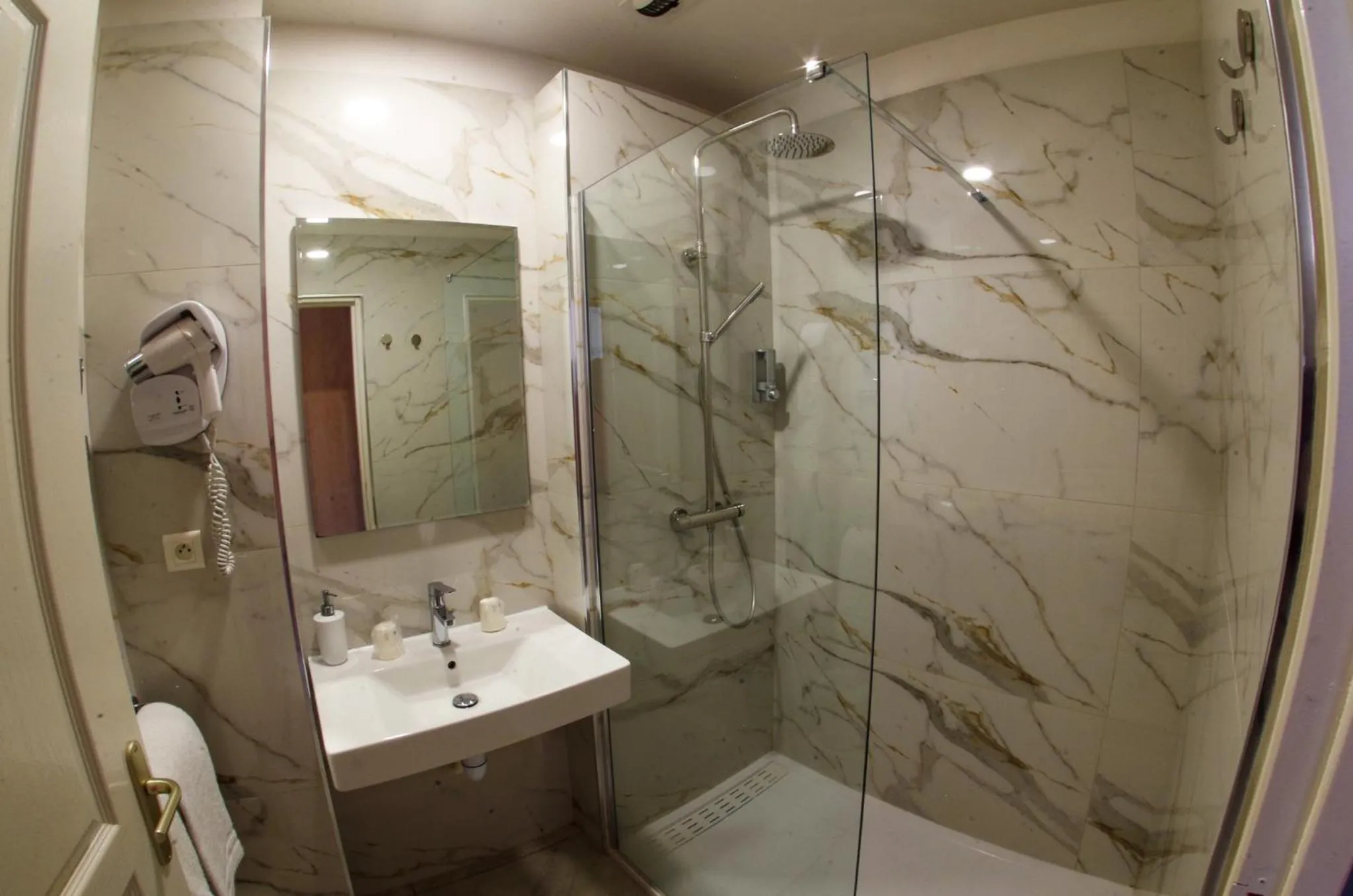 Shower in Les Flots Bleus