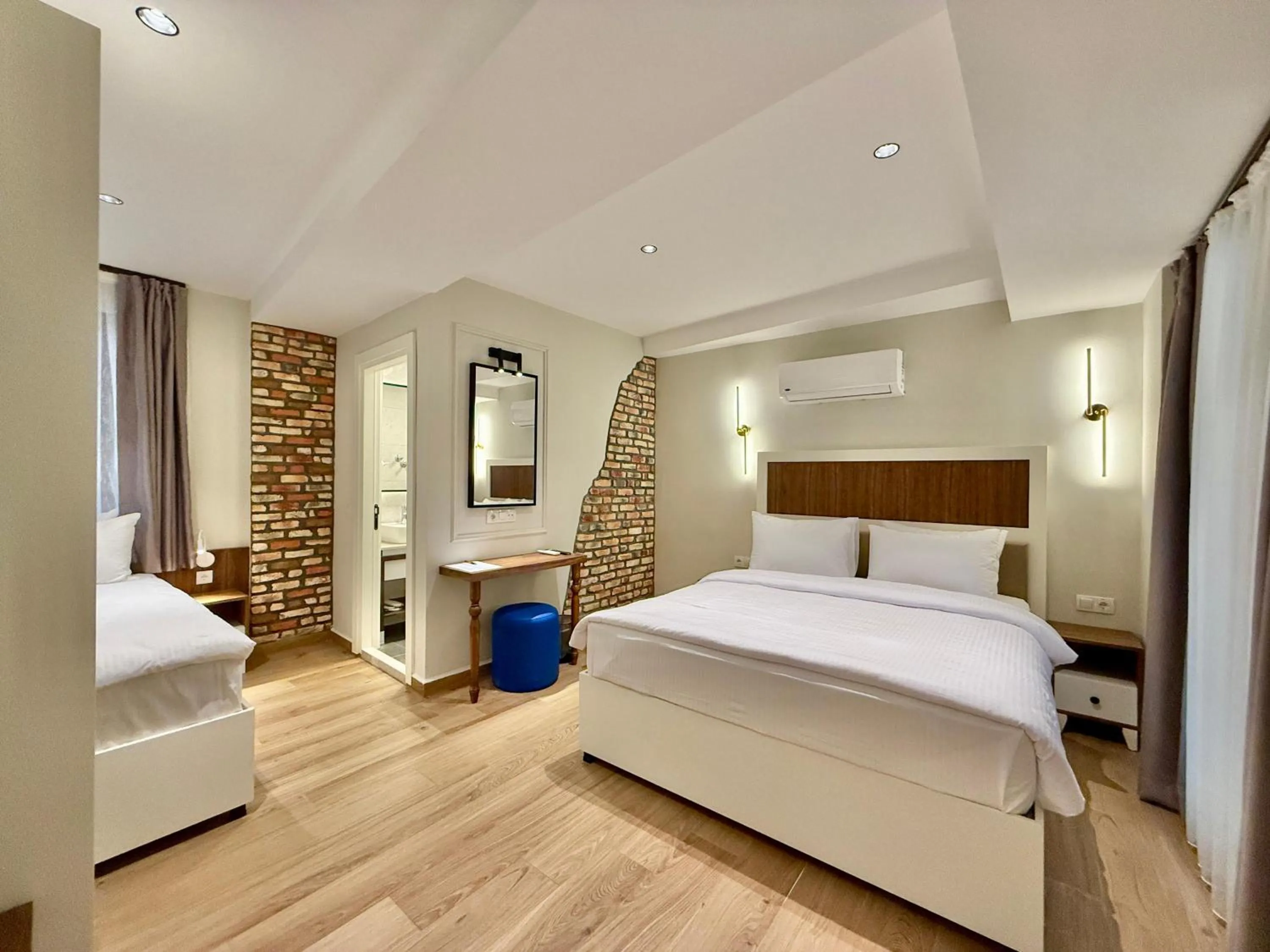 Deluxe Triple Room in Adria Inn