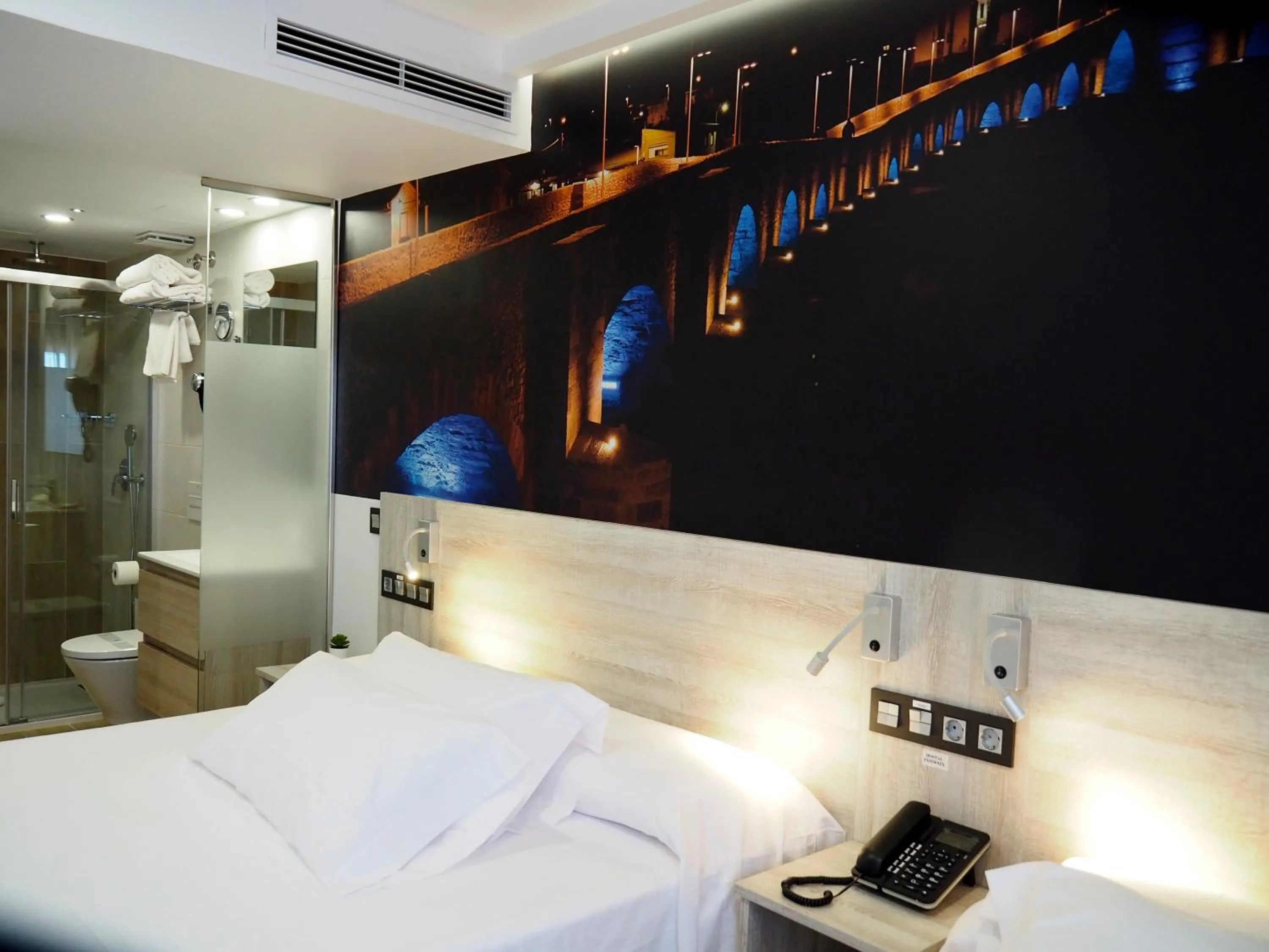 Photo of the whole room, Bed in Hostal Don Suero de Quiñones