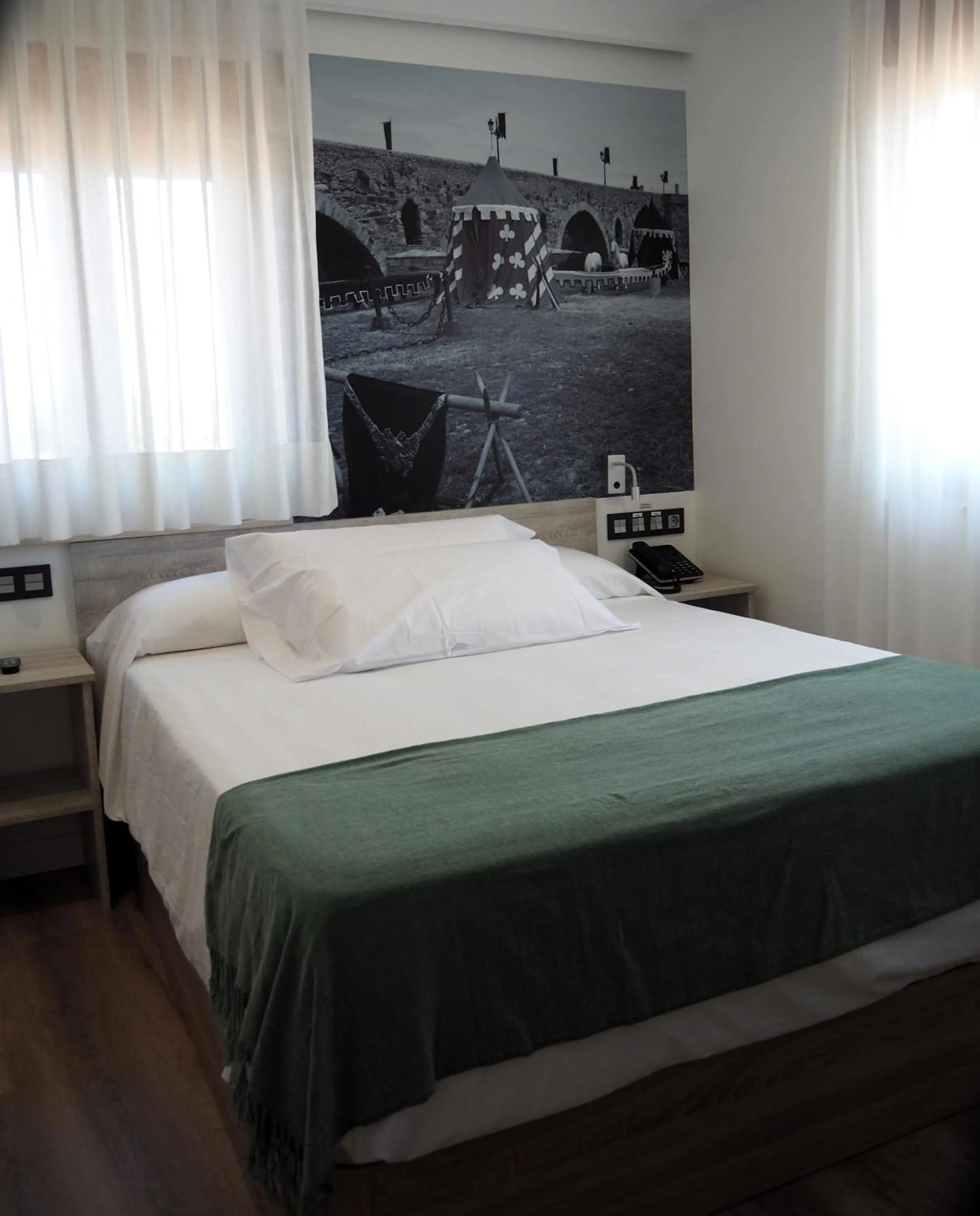 Bedroom, Bed in Hostal Don Suero de Quiñones