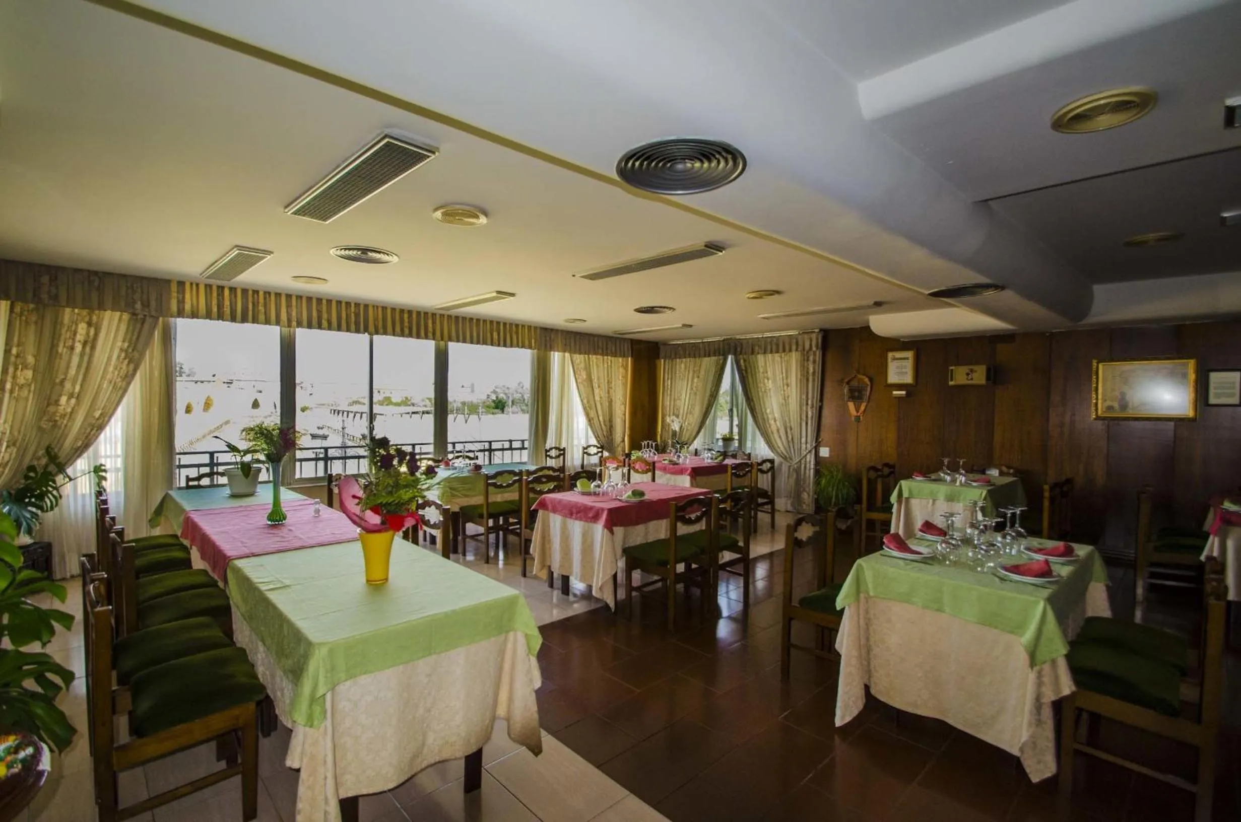 Restaurant/places to eat in Hostal Don Suero de Quiñones