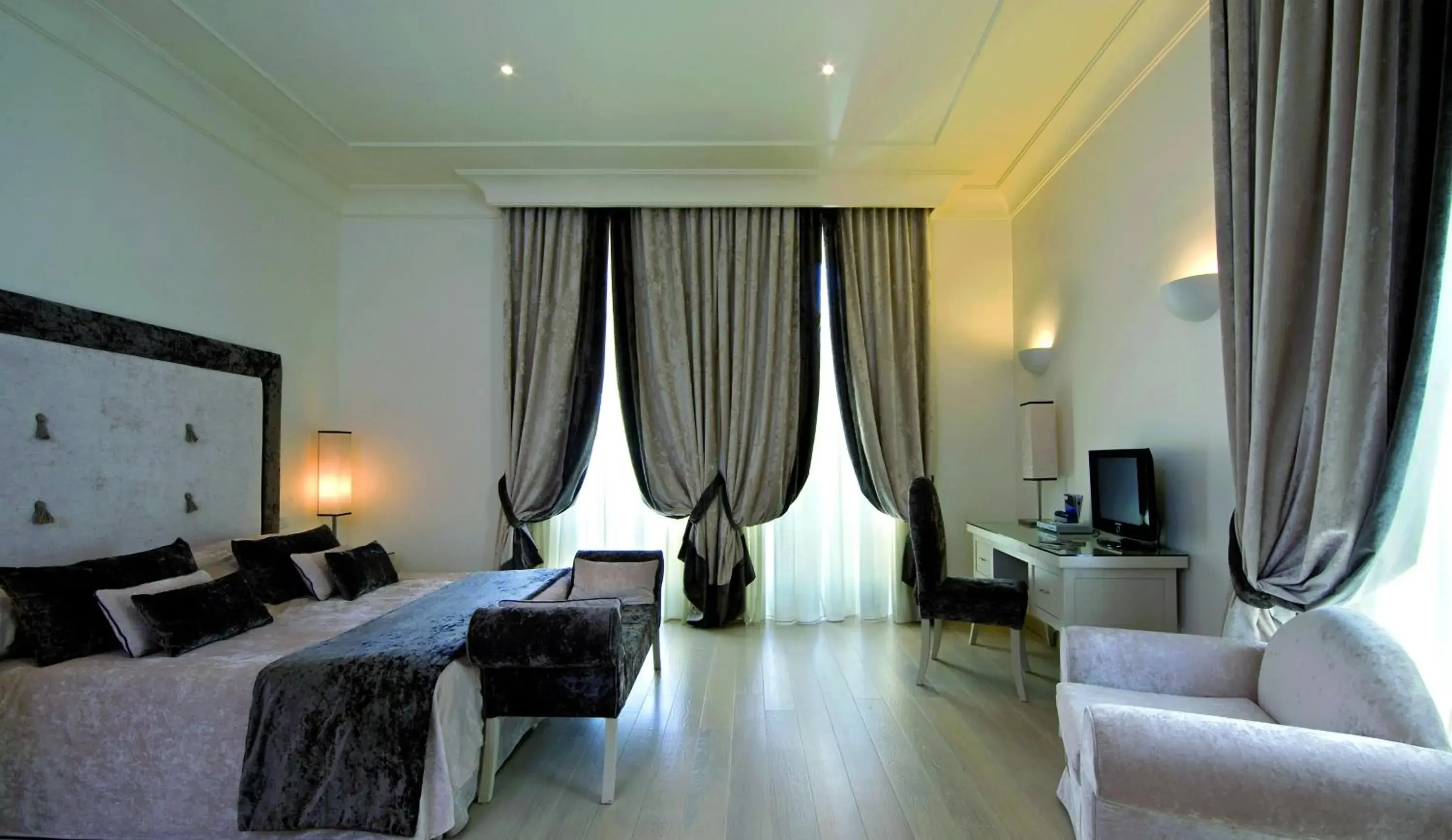 Bedroom in Albergo Palazzo Decumani Bedroom in Albergo Palazzo Decumani