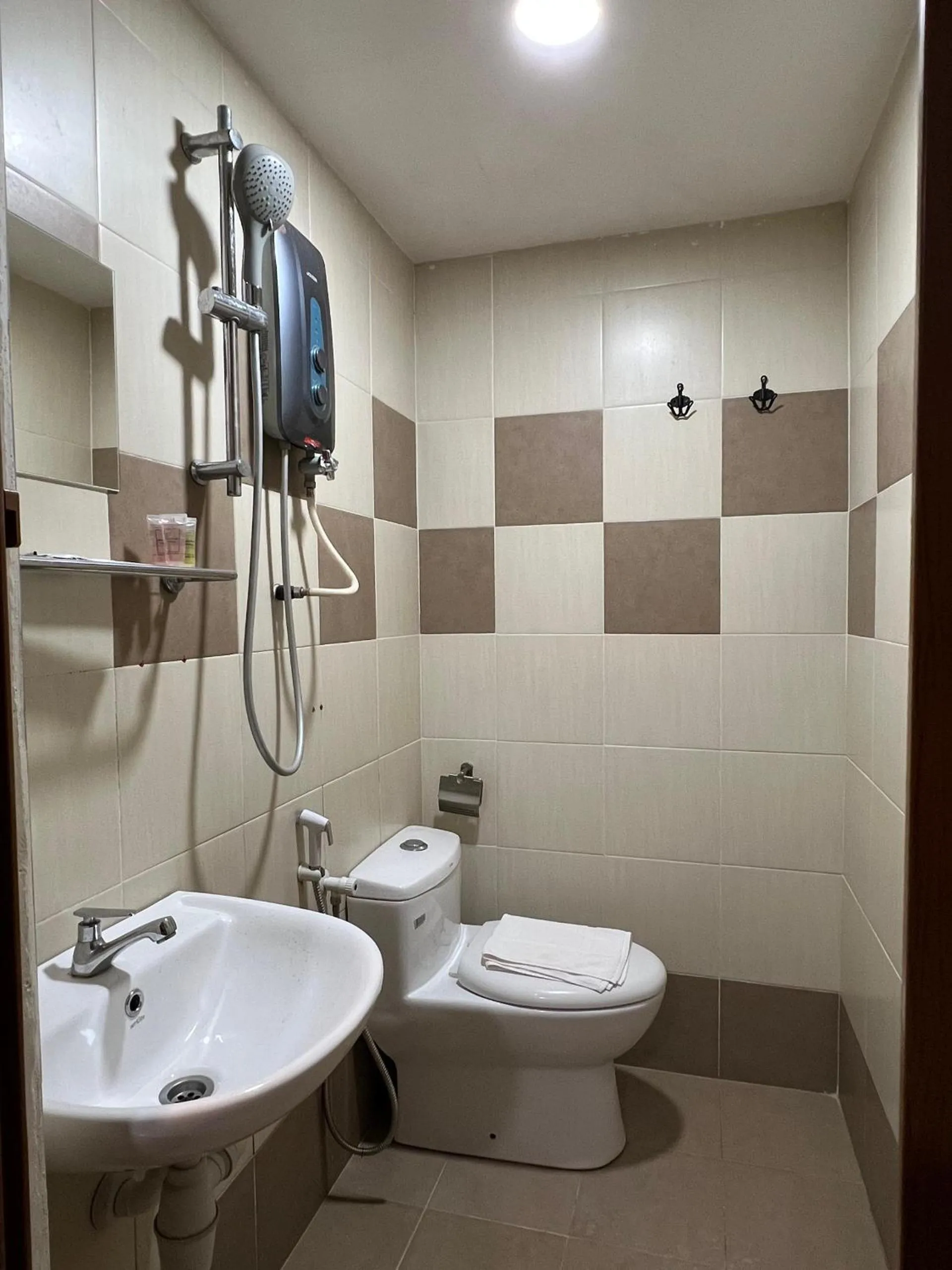 Shower in Hotel Miju