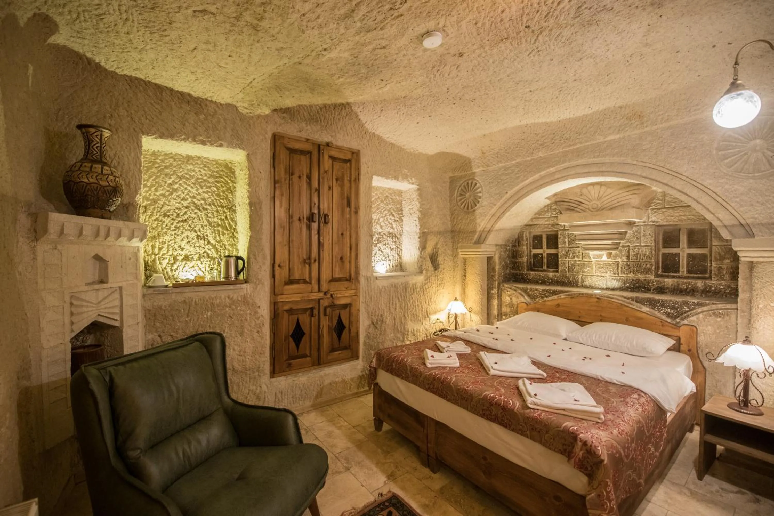 Photo of the whole room, Bed in Charming Cave Hotel