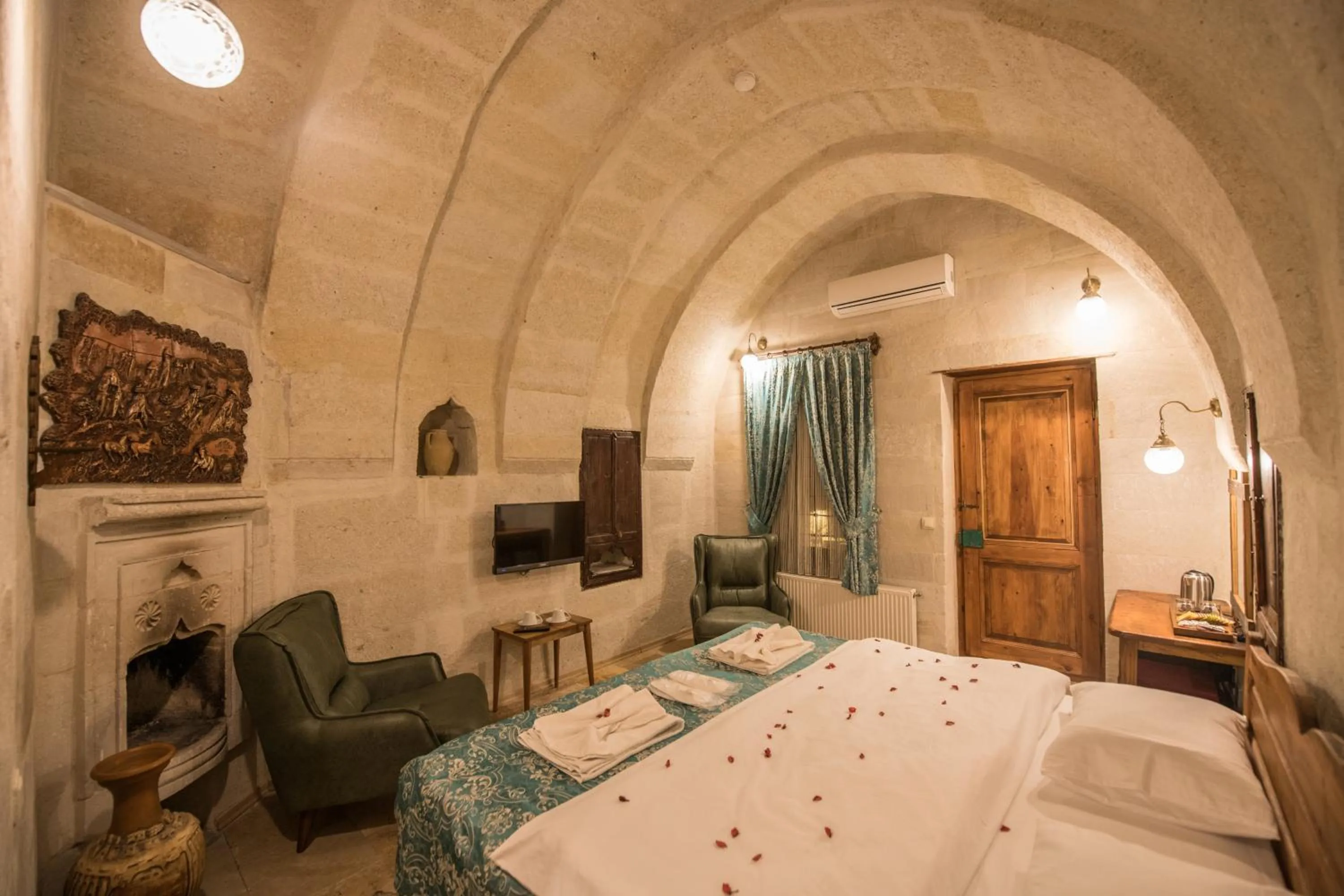 Photo of the whole room, Bed in Charming Cave Hotel