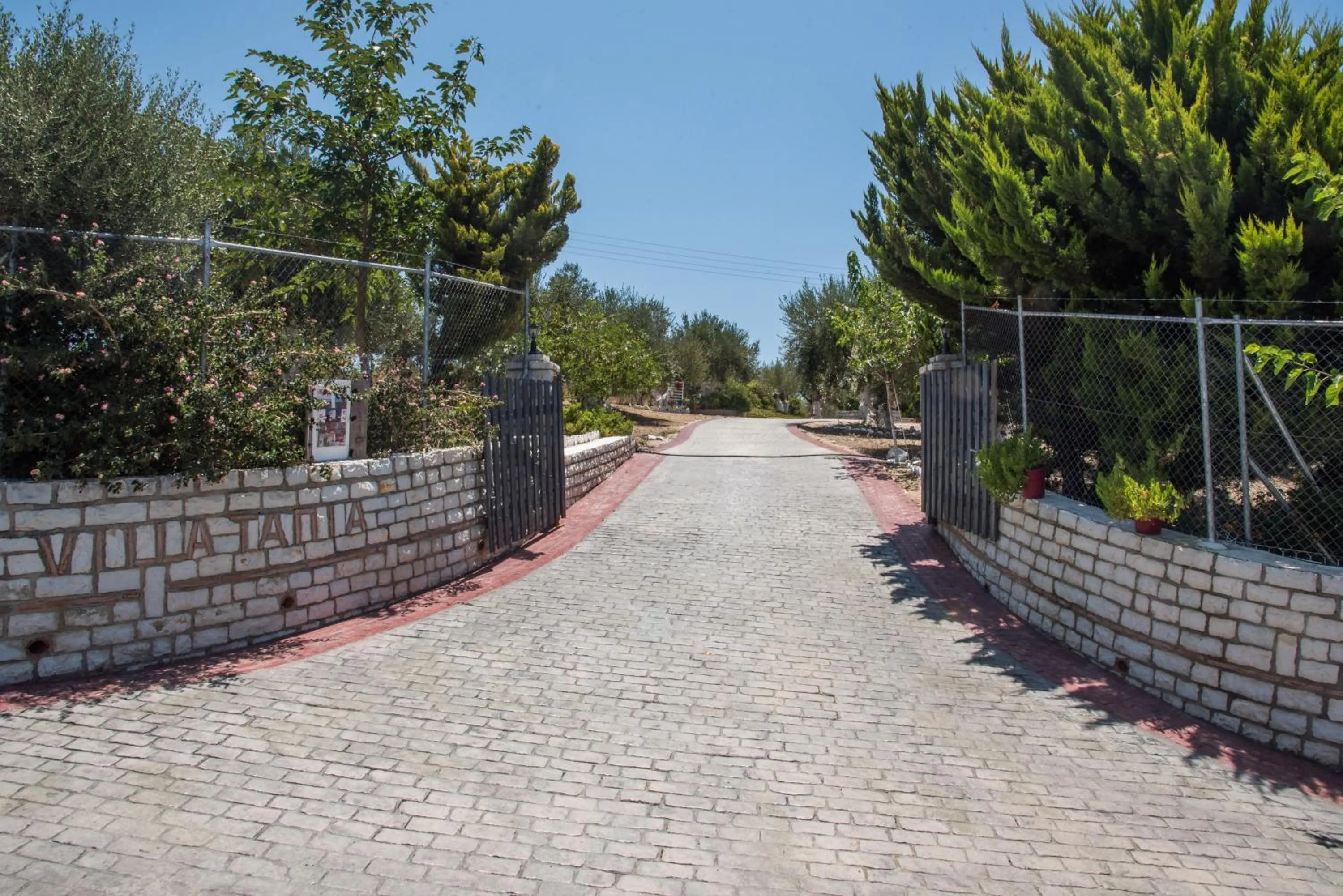 Facade/entrance in Villa Tapia