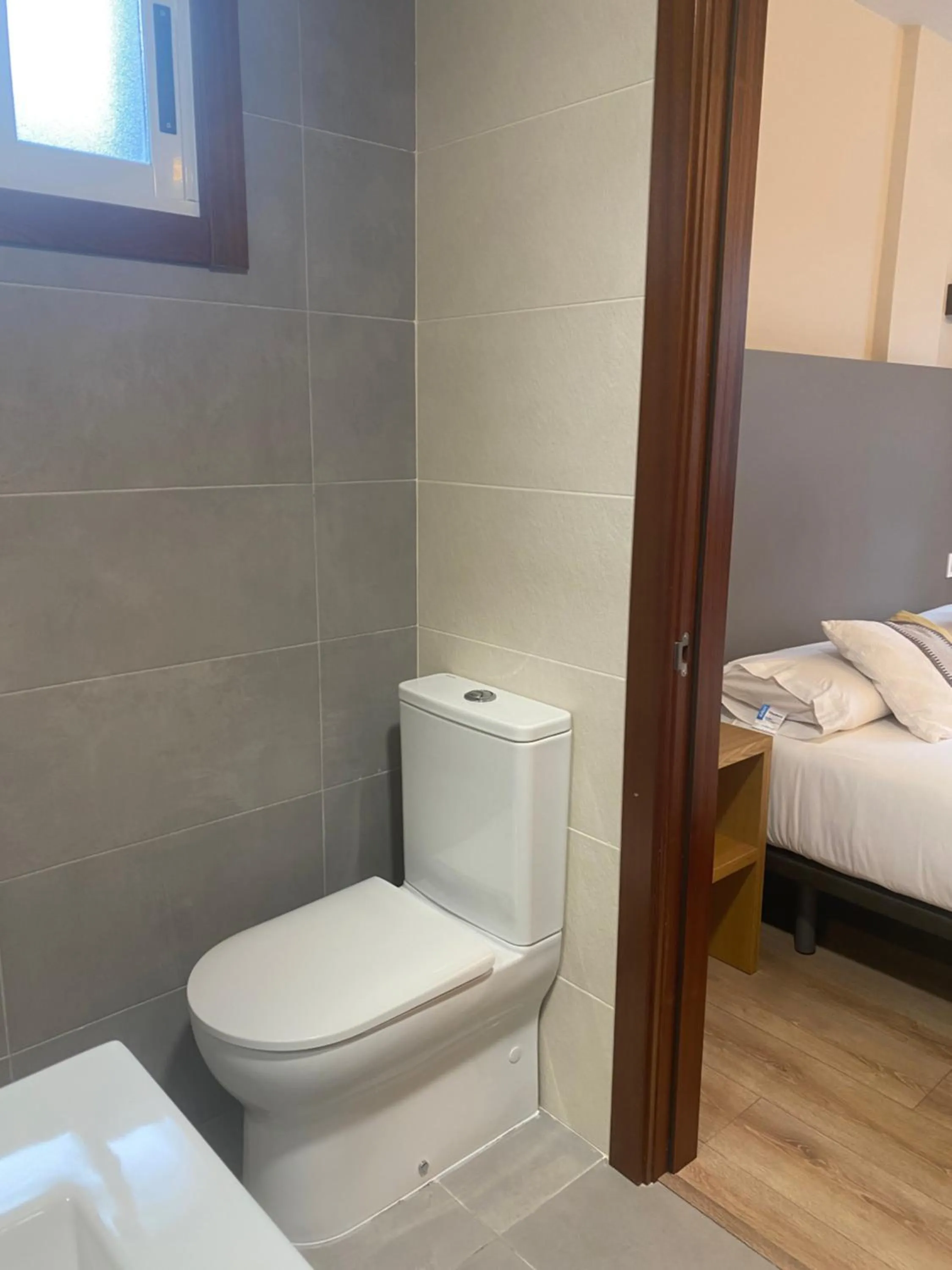 Bathroom, Bed in Hotel Restaurante Isape GBC