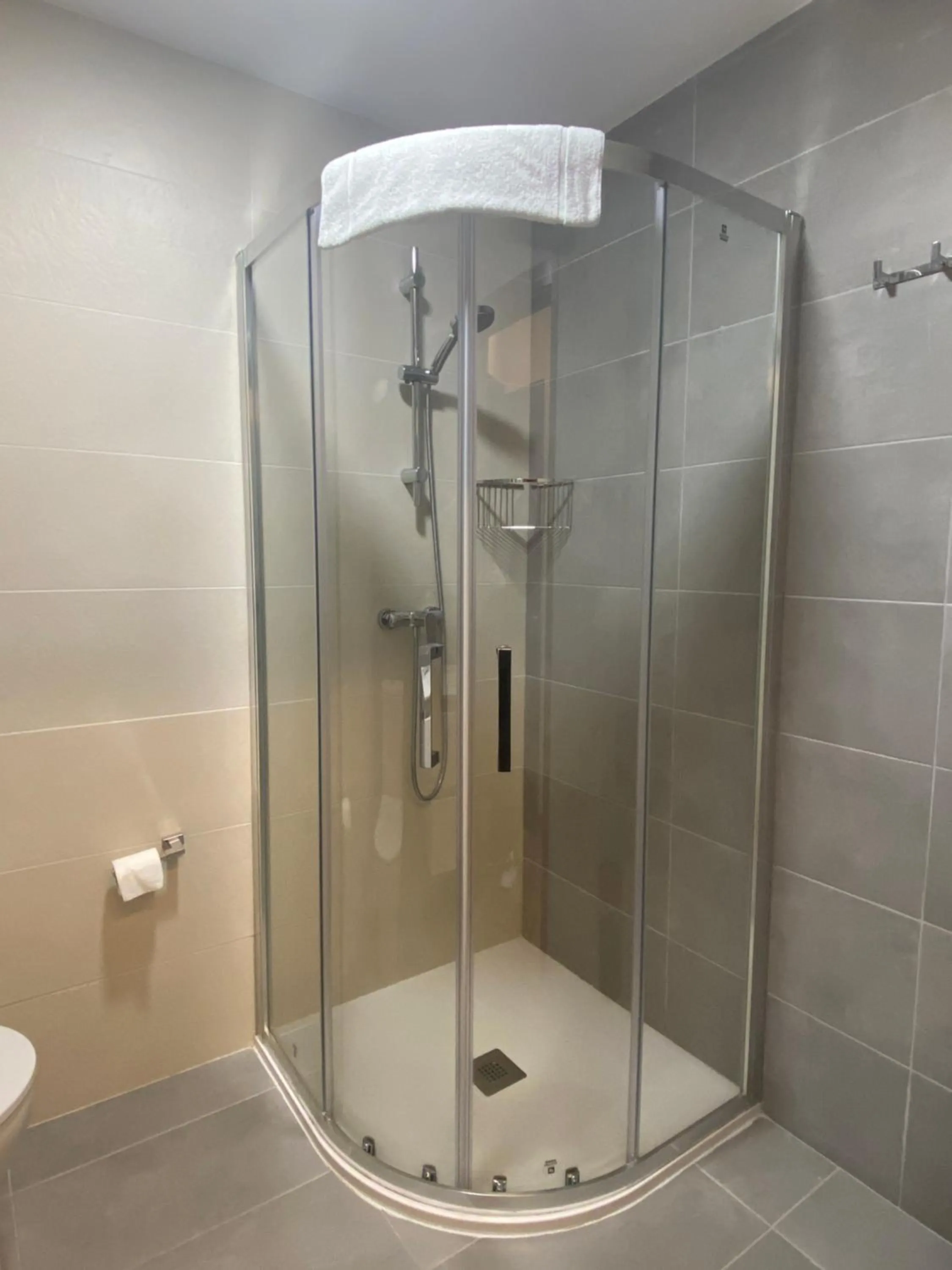 Shower in Hotel Restaurante Isape GBC