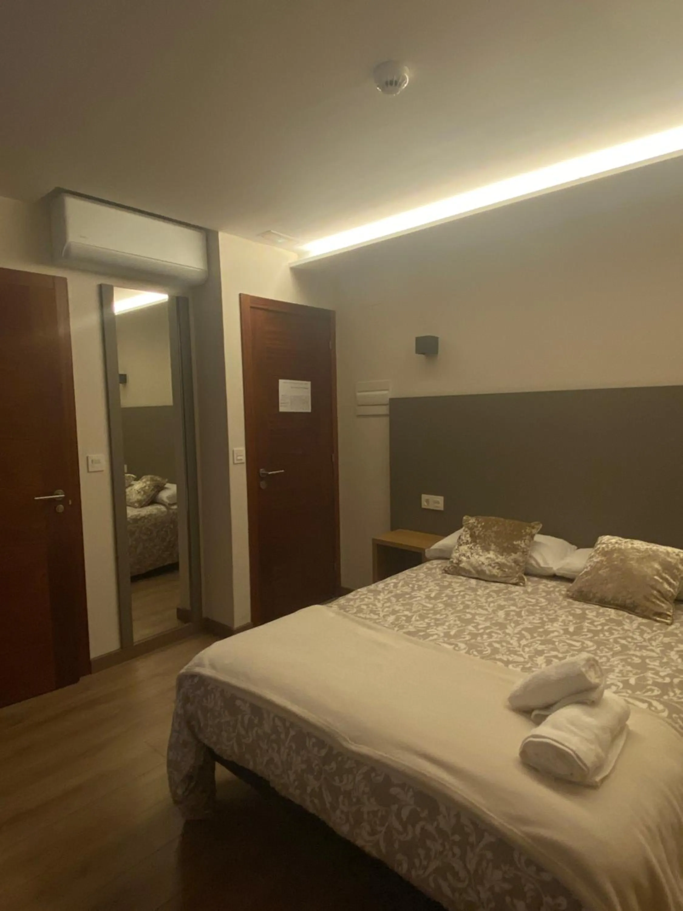 Photo of the whole room, Bed in Hotel Restaurante Isape GBC