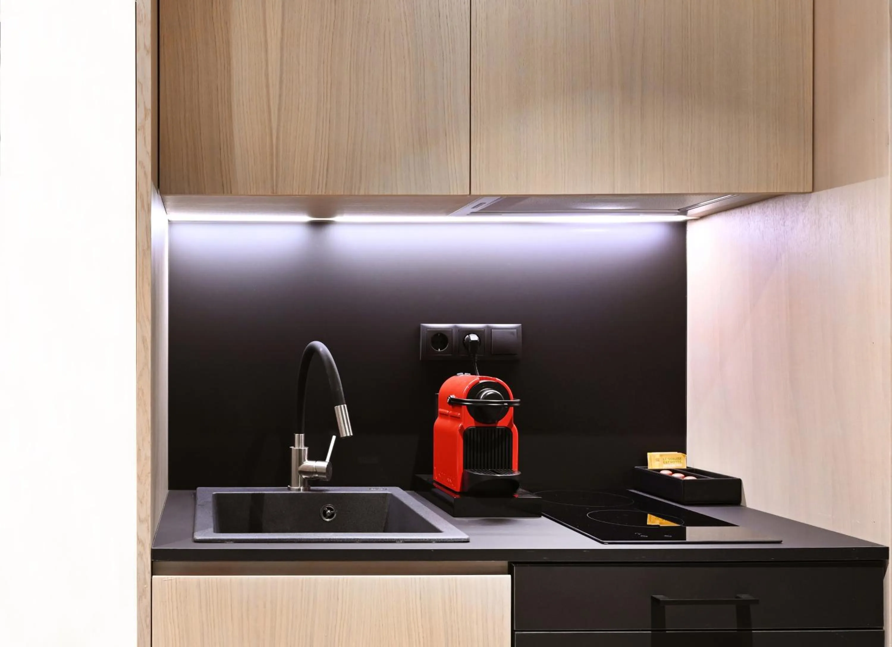 Coffee/tea facilities in Icon Central SKG