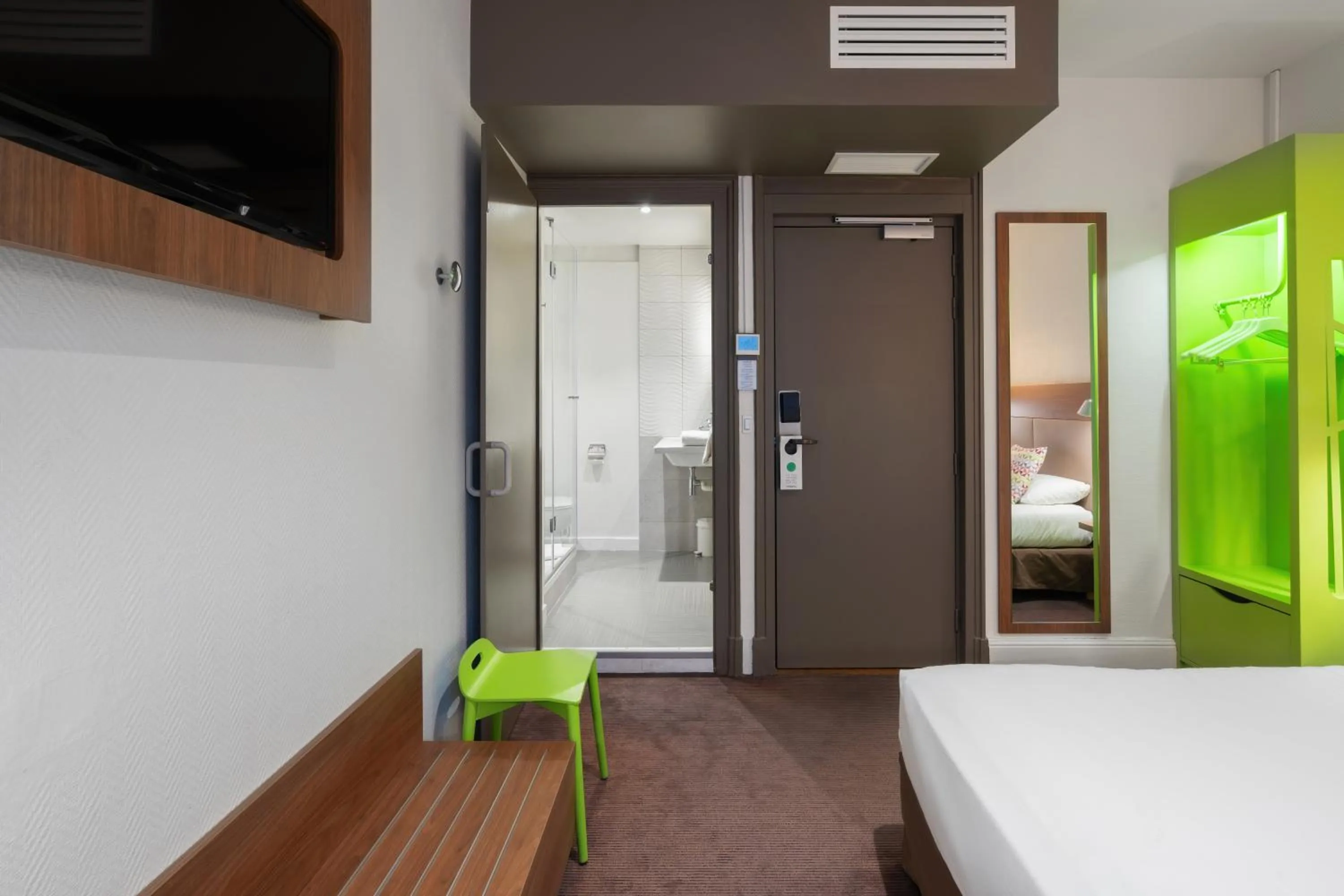 Bedroom, Bed in Campanile Annecy Centre - Gare