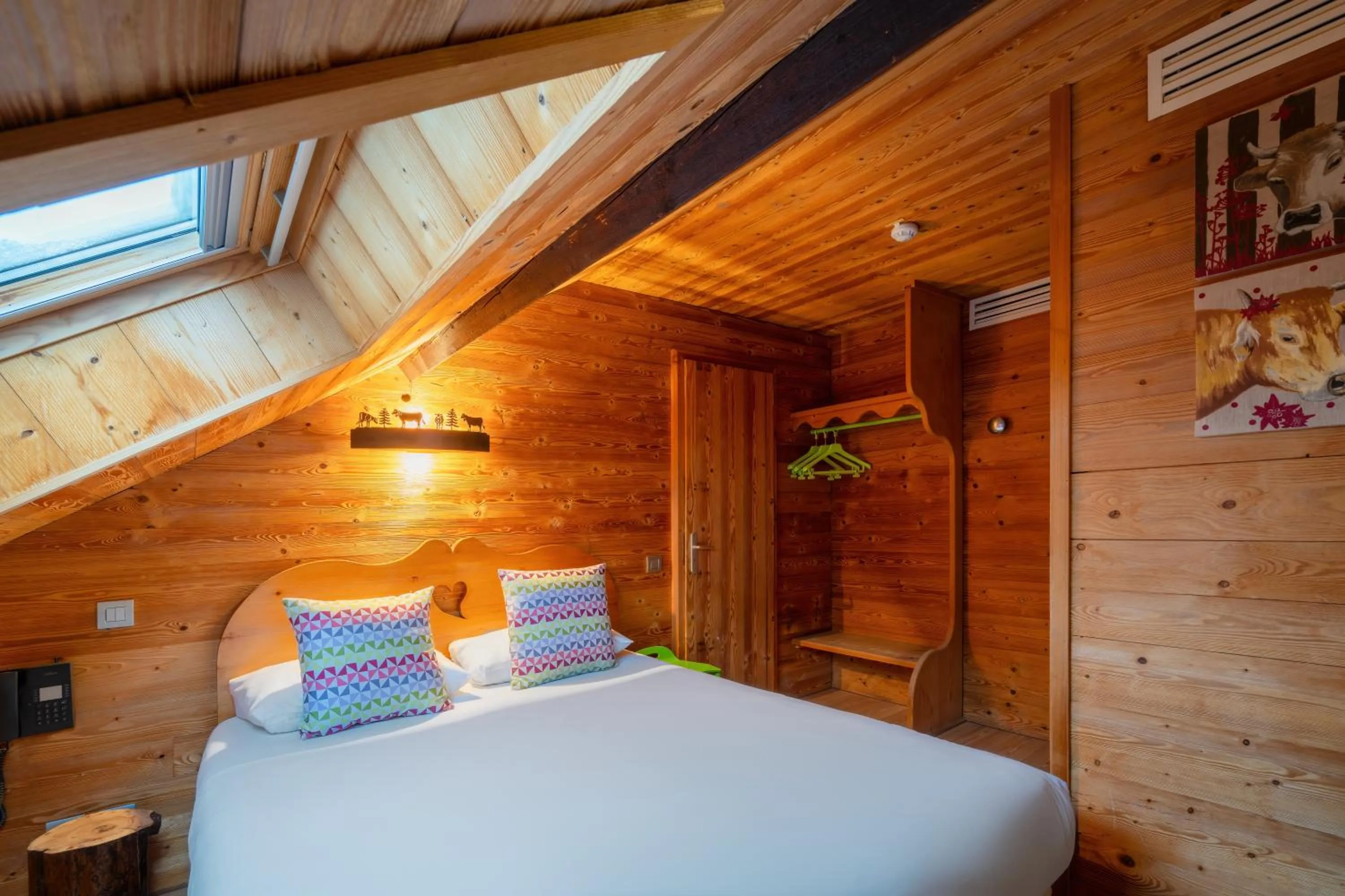 Bedroom, Bed in Campanile Annecy Centre - Gare