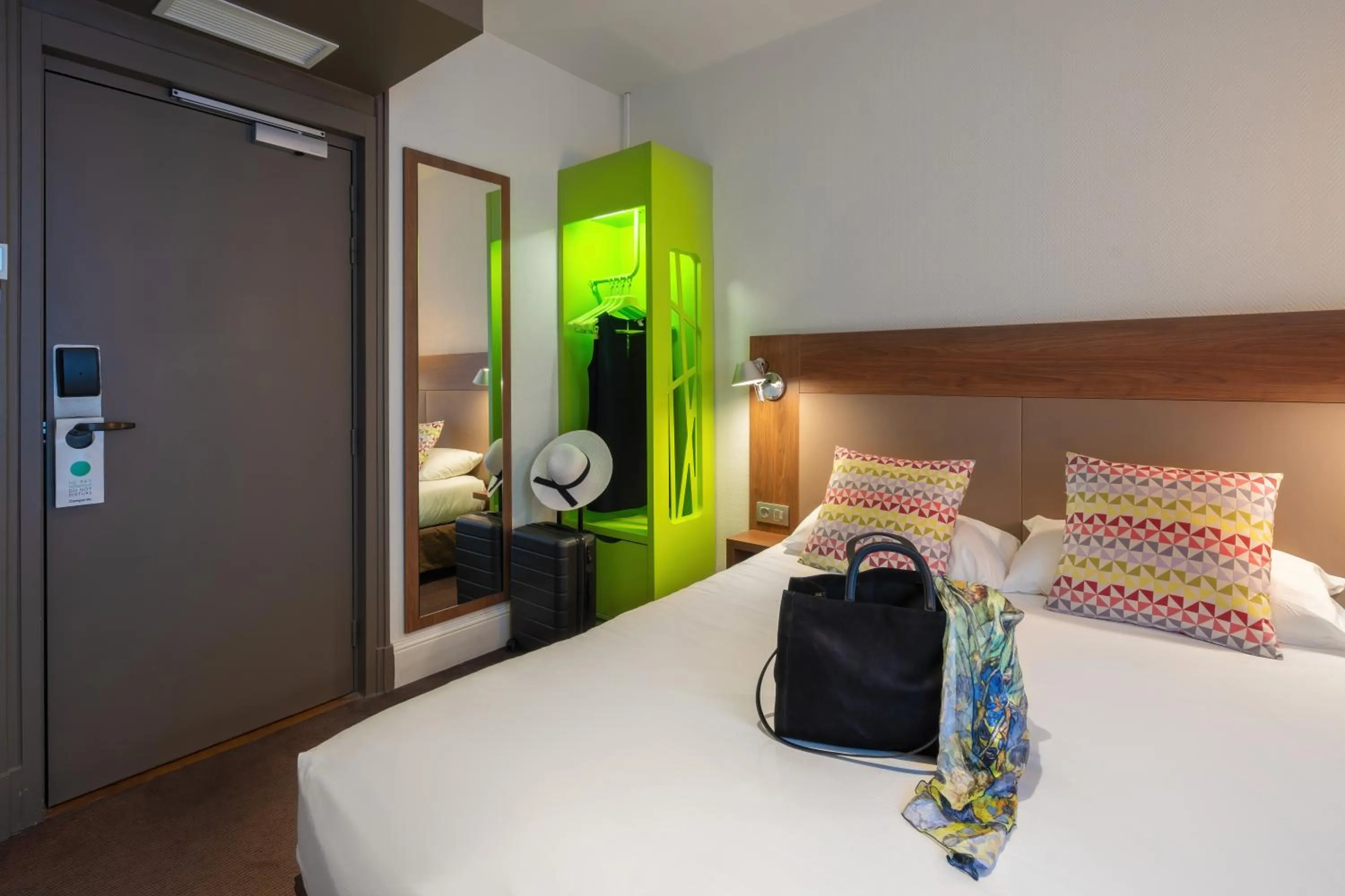 Bedroom, Bed in Campanile Annecy Centre - Gare