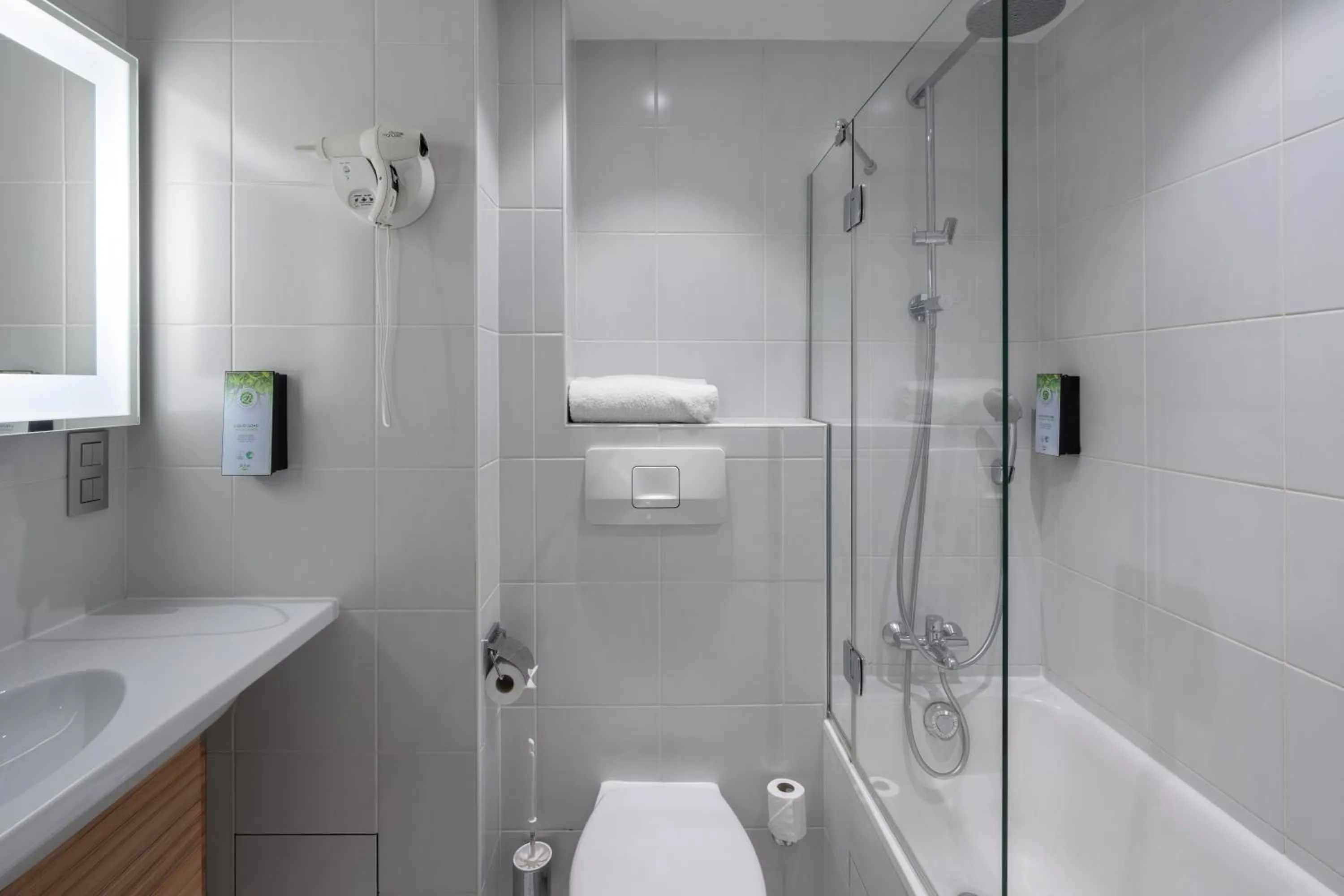 Bathroom in Campanile Annecy Centre - Gare