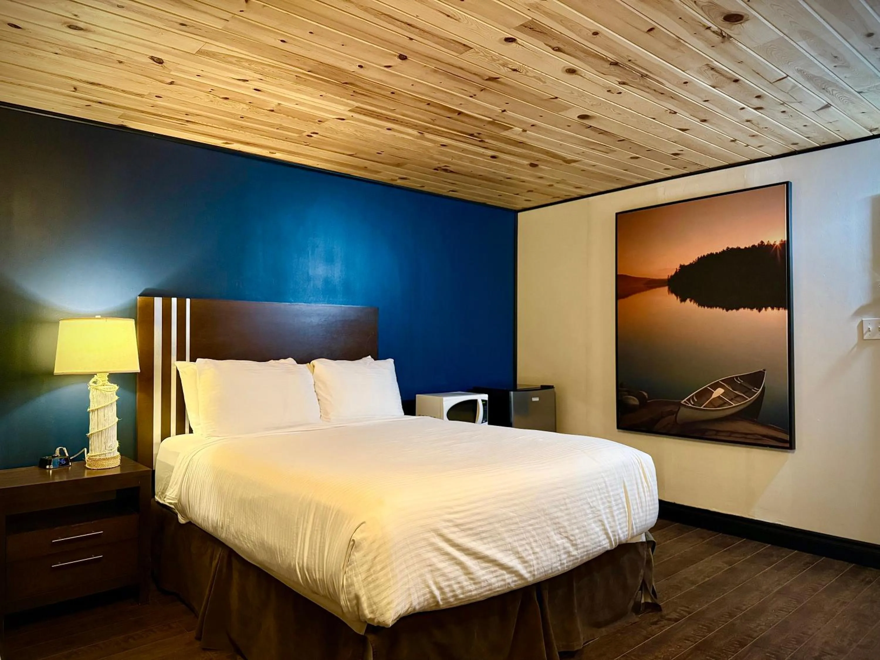 Bed in Quality Inn Fort Frances