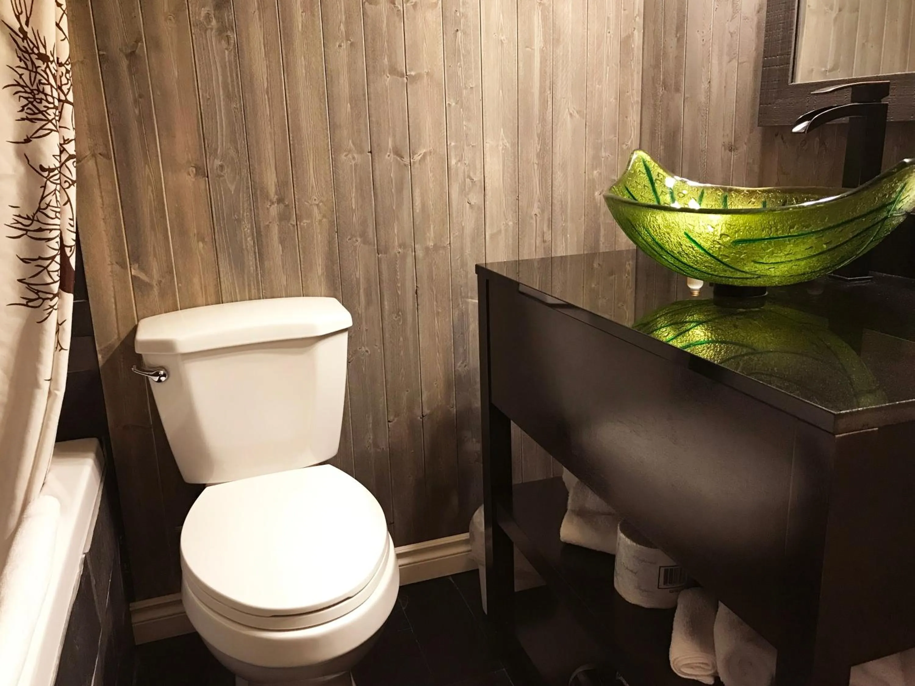 Toilet in Copper River Inn