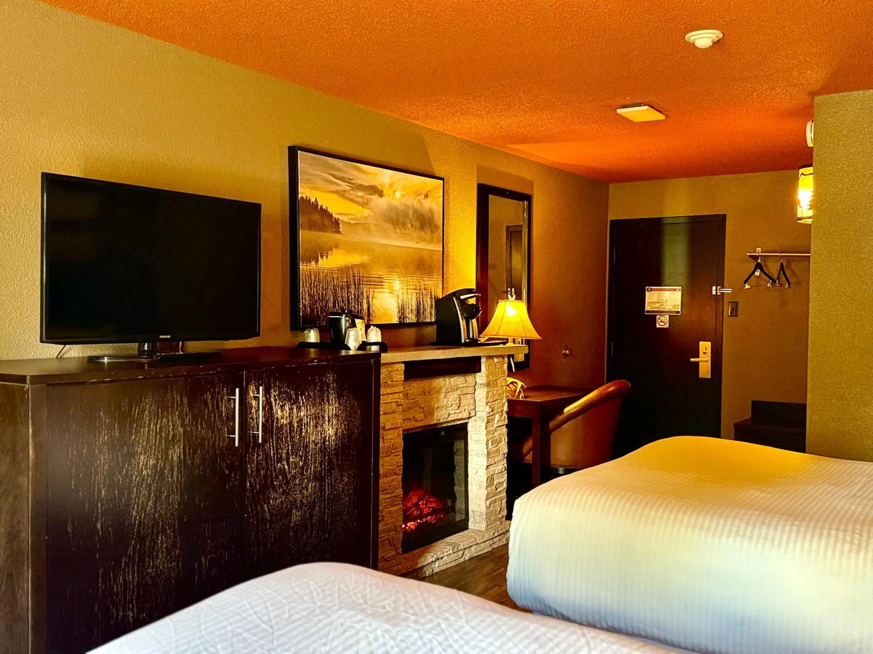 Photo of the whole room, Bed in Quality Inn Fort Frances