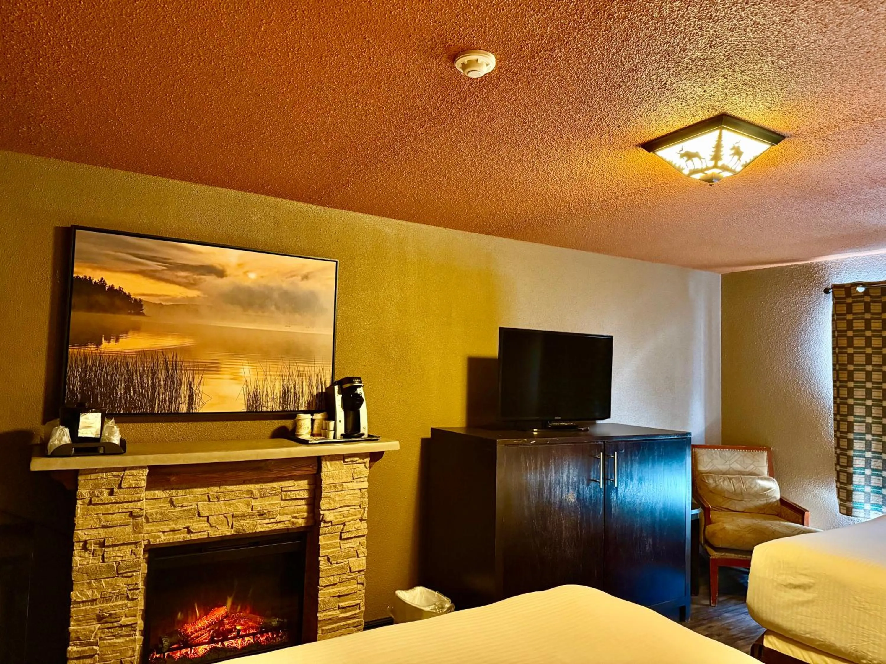 TV and multimedia, Bed in Quality Inn Fort Frances