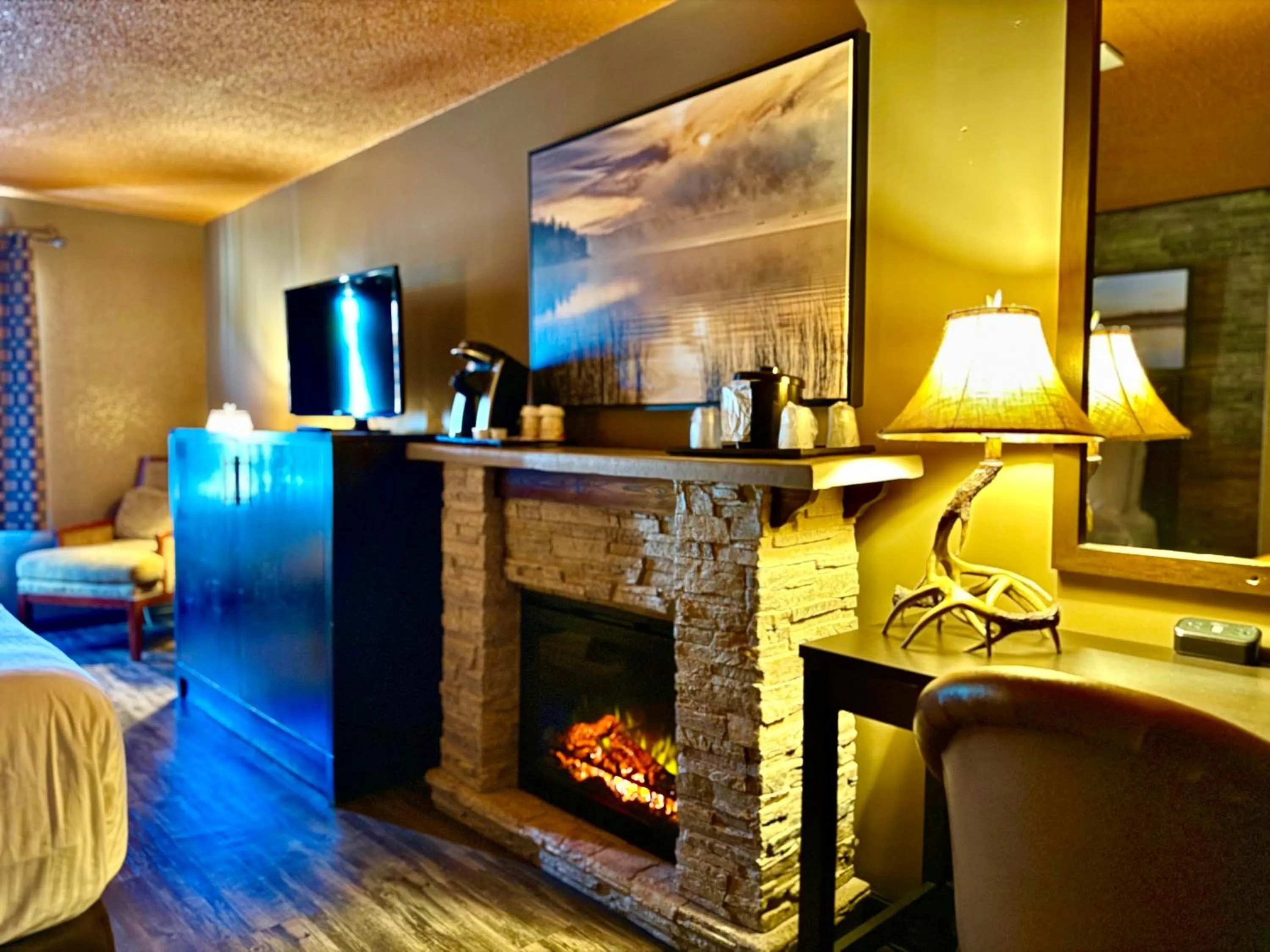 TV and multimedia, Bed in Quality Inn Fort Frances