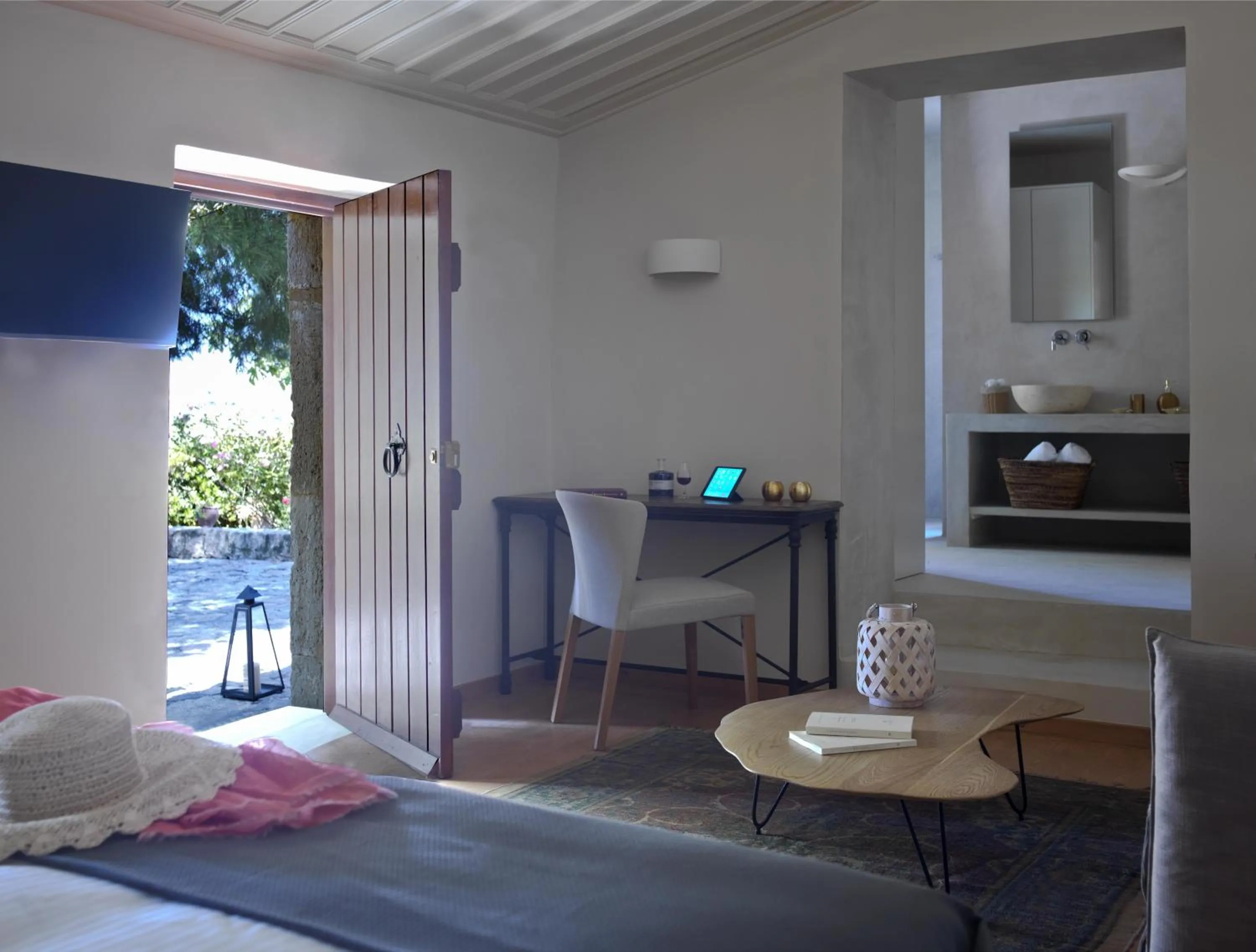 Bathroom, Bed in Scalarea Estate Residences