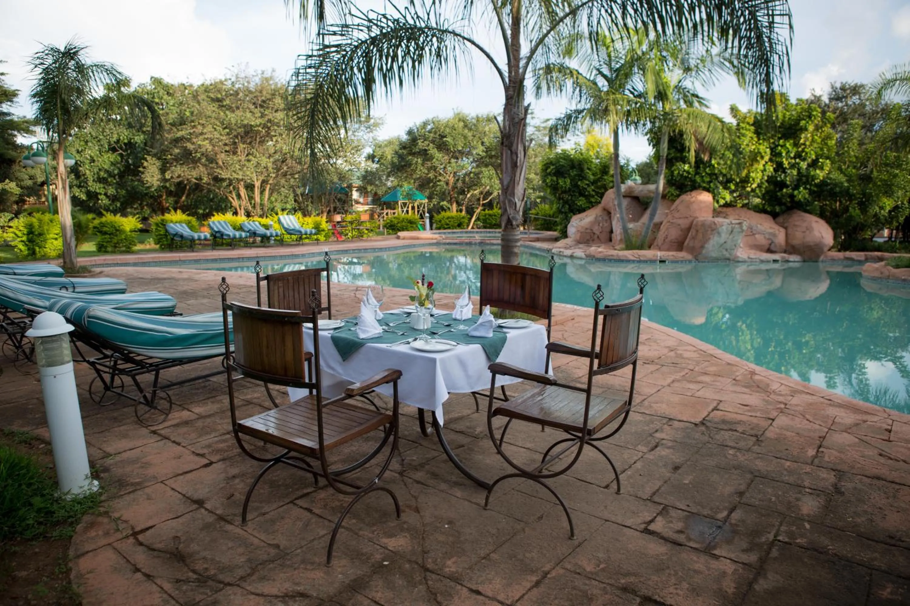 Restaurant/places to eat in M'kango Golfview Hotel